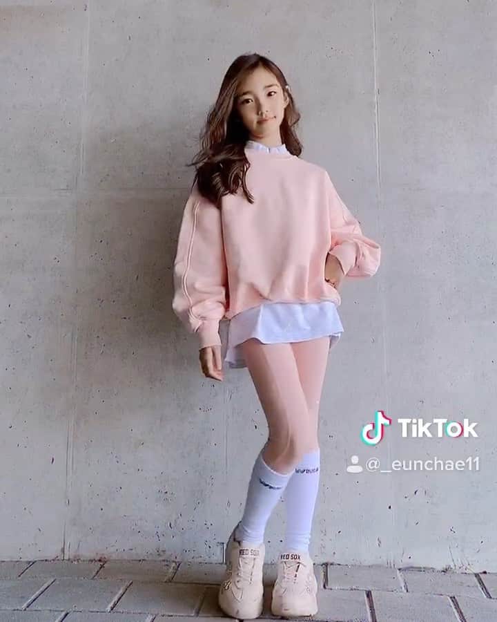 ウンチェのインスタグラム：「#핑꾸핑꾸 💕 - - - - #더블유멜로 #wmallow #wma #activewear #주니어의류  #Teenager #주니어레깅스 #주니어옷  #액티브웨어 #맘커플룩 #패밀리룩 #맘앤키즈 #일상  #주니어모델 #아역배우 #이은채 #LeeEunchae」