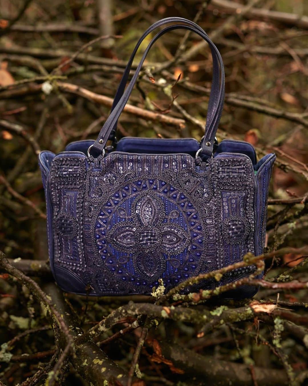 ジャマンピュエッシュのインスタグラム：「A reinvention of Jamin Puech’s classic, the Iliade features elaborately detailed leather and sequin embroidery on a roomy shoulder bag.」