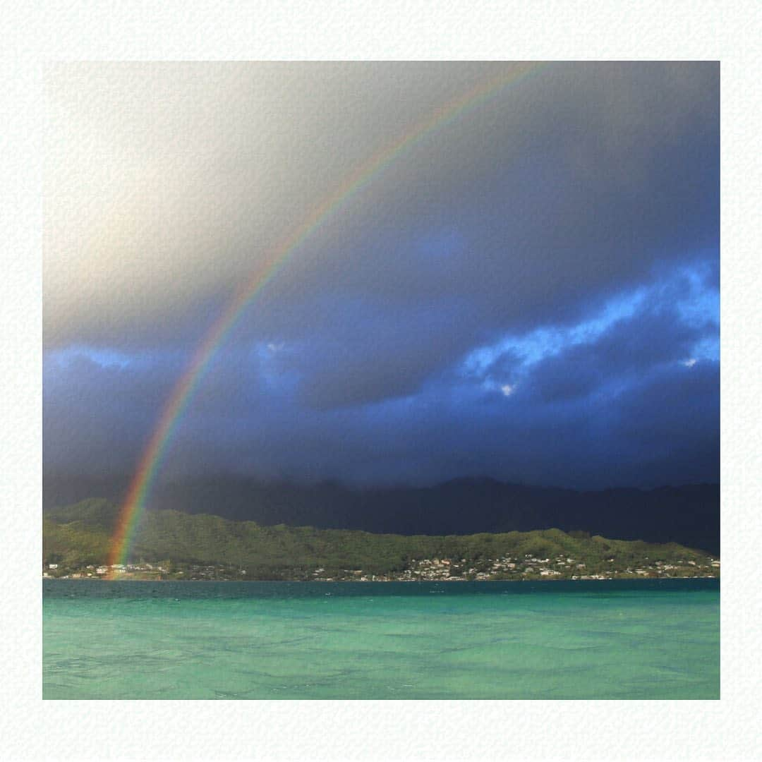 Luxury Cruise by Captain Bruceさんのインスタグラム写真 - (Luxury Cruise by Captain BruceInstagram)「通り雨🌈⁠⠀ ⁠⠀ ⁠⠀ #captainbruce #kaneohesandbar #hawaii #oahu #vacation #kamaaina #ahuolaka #ahuihou #alohastate #island #aloha #havealohawilltravel #hawaiiinstagram #rainbow #キャプテンブルース #天国の海ツアー #天国の海 #サンドバーツアー #アフオラカ #虹 #オアフ島 #絶景 #ハワイ」10月12日 18時52分 - cptbruce_hi