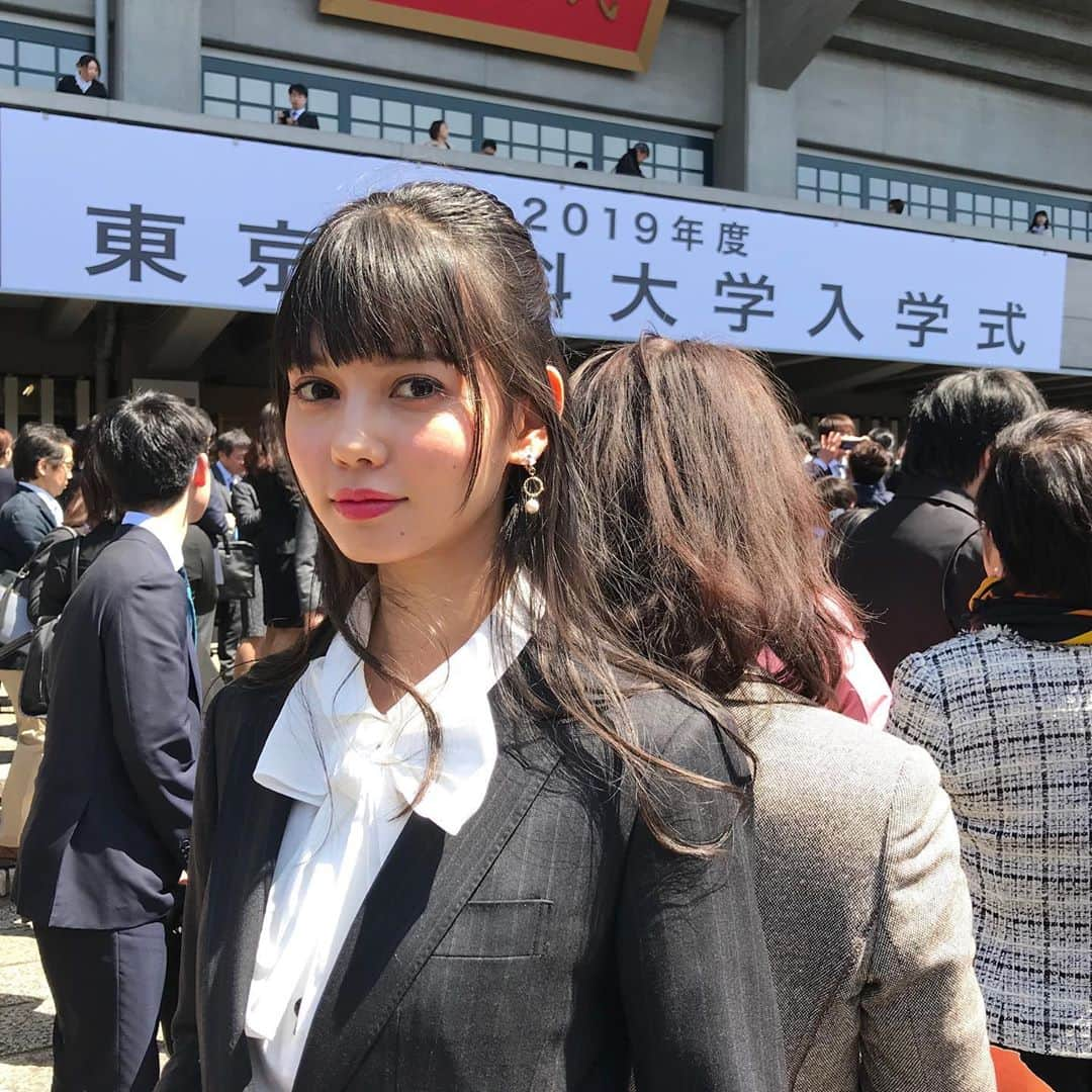 愛花さんのインスタグラム写真 - (愛花Instagram)「大学生活が恋しくなったので去年の入学式の写真を。。。😌 遠隔のオンライン授業も魅力的だけど、みんなで一緒に過ごす時間も好きだったな。。。。。。  #東京理科大学 #仕事と両立できるか不安で #隠してた　#そしたら　#言うタイミング逃した」10月12日 18時52分 - hi_erica_official