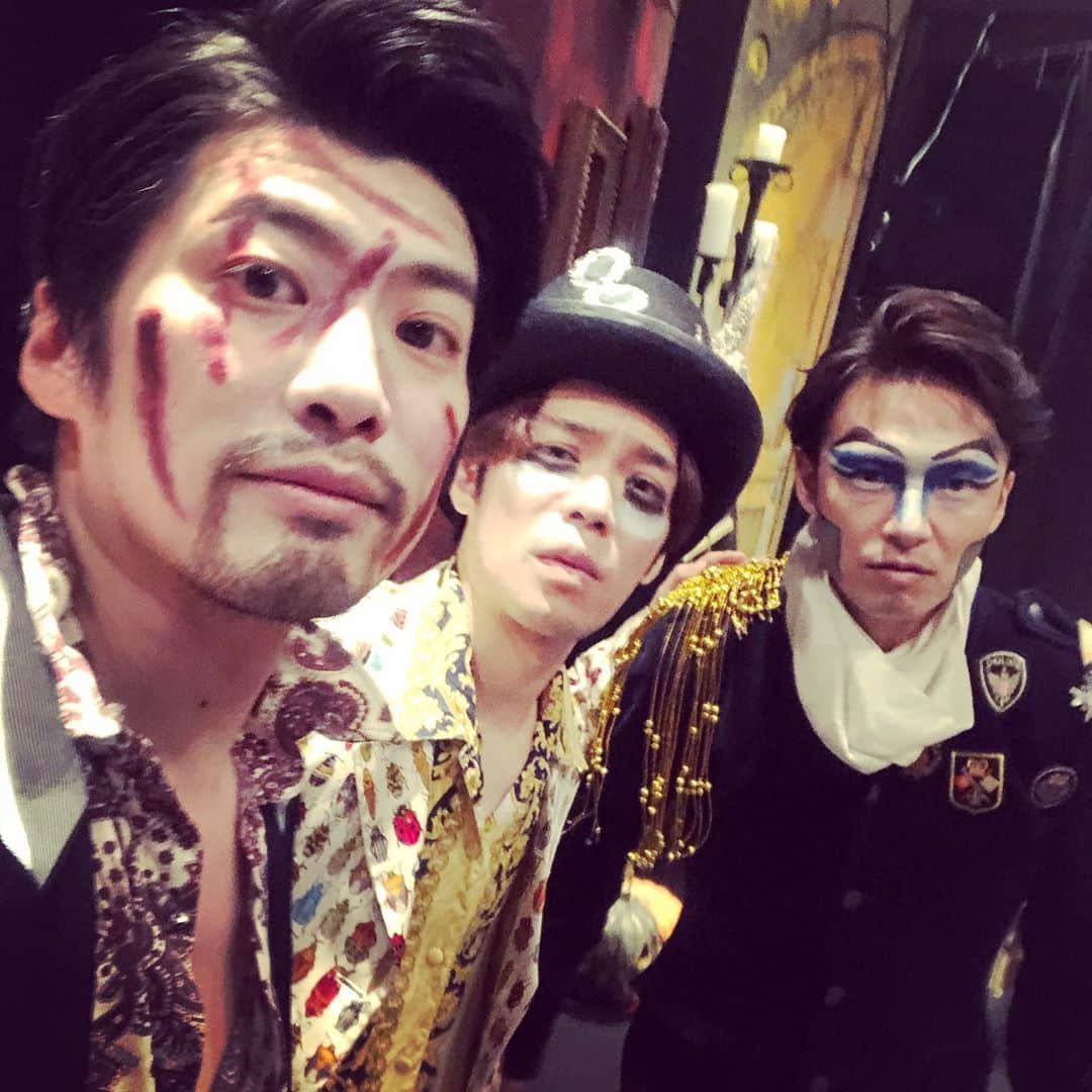 岸本卓也さんのインスタグラム写真 - (岸本卓也Instagram)「Team Unsui パレード全12公演終了致しました。 ご来場ご声援本当にありがとうございました！！ 皆様にも色々とご不便をおかけする公演だったようにも思いますが、ご来場、ご視聴下さった皆様を含む関わってくださった全員が最後まで無事に走り切れたことに本当に安心しております。 改めまして制作スタッフの皆様の細心の注意とキャストや技術スタッフさん、お客様にに対するケアに本当に敬意と感謝の気持ちでいっぱいです。  今年もめちゃくちゃ楽しい公演でした。毎年形を変えるTeam Unsuiのカンパニーですが今年も素敵な座組みになりました。  新たな挑戦と変わらぬ自分達らしさ、そして何より皆様に楽しんでいただける作品を皆んなで作る日々が本当に楽しく、幸せな時間でした。  作、演出の喜安浩平さん。本当に沢山の事を教えていただきました。新しいアプローチや、考え方毎日沢山の事を学ばせていただきました。何より僕たちに新たな風を吹き込んで下さいました。  そして今作のキャストの皆様、なかなかキャラクターの濃い僕ら雲水メンバーと時に合わせていただいたり、時に引っ張っていただいたり本当にお世話になりました。 またTeamが深く大きくなりました！ また来年もさらに大きく深くなって、皆様にお届けできるよう、この1年また精進して参ります！！  誠にありがとうございました！！」10月12日 18時53分 - takuyakishimoto