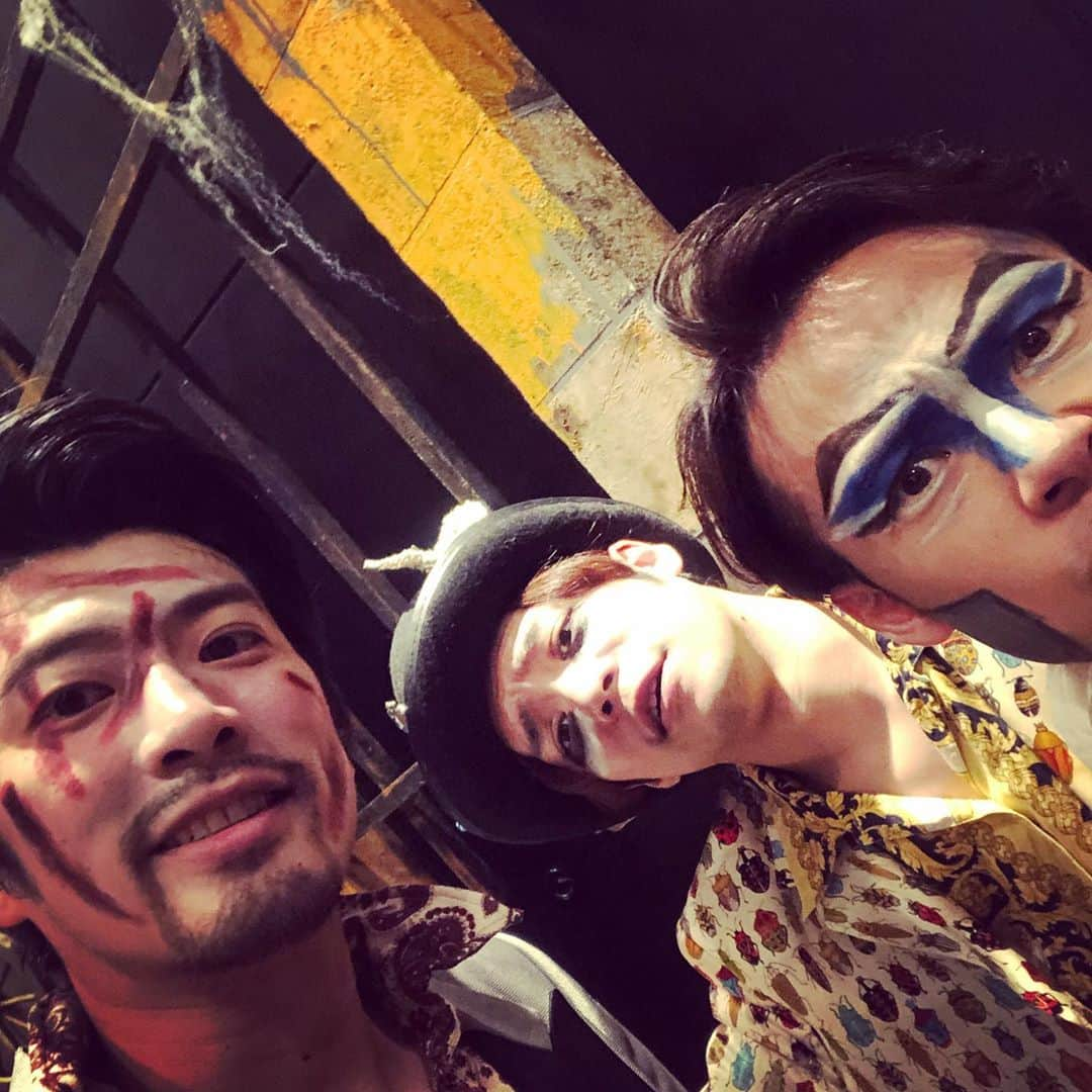 岸本卓也さんのインスタグラム写真 - (岸本卓也Instagram)「Team Unsui パレード全12公演終了致しました。 ご来場ご声援本当にありがとうございました！！ 皆様にも色々とご不便をおかけする公演だったようにも思いますが、ご来場、ご視聴下さった皆様を含む関わってくださった全員が最後まで無事に走り切れたことに本当に安心しております。 改めまして制作スタッフの皆様の細心の注意とキャストや技術スタッフさん、お客様にに対するケアに本当に敬意と感謝の気持ちでいっぱいです。  今年もめちゃくちゃ楽しい公演でした。毎年形を変えるTeam Unsuiのカンパニーですが今年も素敵な座組みになりました。  新たな挑戦と変わらぬ自分達らしさ、そして何より皆様に楽しんでいただける作品を皆んなで作る日々が本当に楽しく、幸せな時間でした。  作、演出の喜安浩平さん。本当に沢山の事を教えていただきました。新しいアプローチや、考え方毎日沢山の事を学ばせていただきました。何より僕たちに新たな風を吹き込んで下さいました。  そして今作のキャストの皆様、なかなかキャラクターの濃い僕ら雲水メンバーと時に合わせていただいたり、時に引っ張っていただいたり本当にお世話になりました。 またTeamが深く大きくなりました！ また来年もさらに大きく深くなって、皆様にお届けできるよう、この1年また精進して参ります！！  誠にありがとうございました！！」10月12日 18時53分 - takuyakishimoto