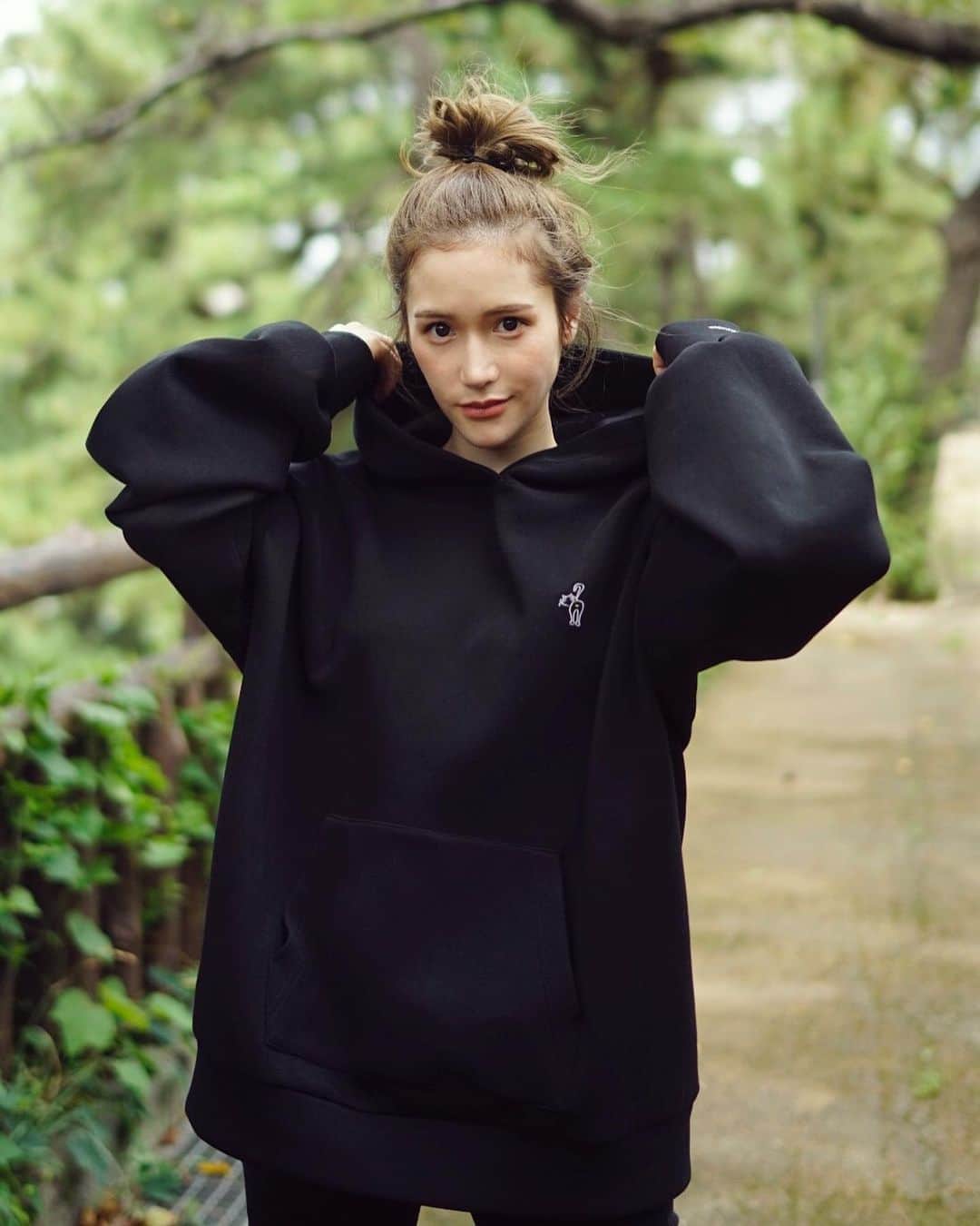 fukishaljのインスタグラム：「Lemon hoodie 😀🍋❤️ リサイクル♻️素材を使用したエコバッグにはエレベーターやドアノブを素手で触るのが敏感になるなとおもい ドアオープナーをつけました。 消毒液で手が荒れてしまう人なども多いかとおもうのでご活用して頂けたらとおもいます😊 洗えて畳めるので鞄の中に入れて使っていただけます、こちらも動物チャリティーアイテムです🐕🐈🌍  着心地やオシャレを楽しみつつ 身体も心も健康維持して、 動物たちや環境を救うハッピーな循環が広まりますように🌍♻️💕  14日12:00〜Coming soon🙏🏻✨」