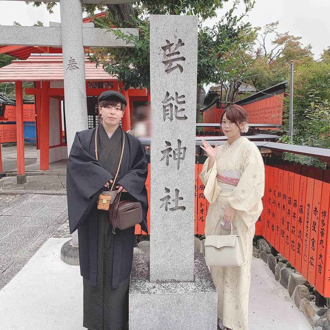 りなてぃんのインスタグラム：「˗ˏˋ車折神社⛩ˎˊ˗ 必ず京都に行ったら行く場所！ ㅤㅤ 実は私たちの名前があるんです🕊🤍 YouTuberりなてぃん、ほくてぃん！！ ㅤㅤ ぜひ行った際は探してみてください！♩ ㅤㅤ ーーーーーーーーーーーーーーーーーー ▷着用着物👘 レンタル着物じゅぱん(@zyupan )  🤍🤍🤍𝔸𝕔𝕔𝕖𝕤𝕤🤍🤍🤍 ▽レンタル着物じゅぱん 📍 〒616-8414  京都府京都市右京区右京区 嵯峨大覚寺門前八軒町３−１０８  ㅤㅤ ーーーーーーーーーーーーーーーーーー ㅤㅤ ㅤㅤ 𖧷𓂃 ㅤㅤ #車折神社 #芸能神社 #京都　#京都旅行  #京都観光 #嵐山　#嵐山駅  #京都着物レンタル #着物　#着物コーディネート  #レトロ着物　#着物レンタル #カップル　#カップルフォト #カップルコーデ  #カップルグラム #カップルさんと繋がりたい  #カップル写真　#レンタル着物じゅぱん」