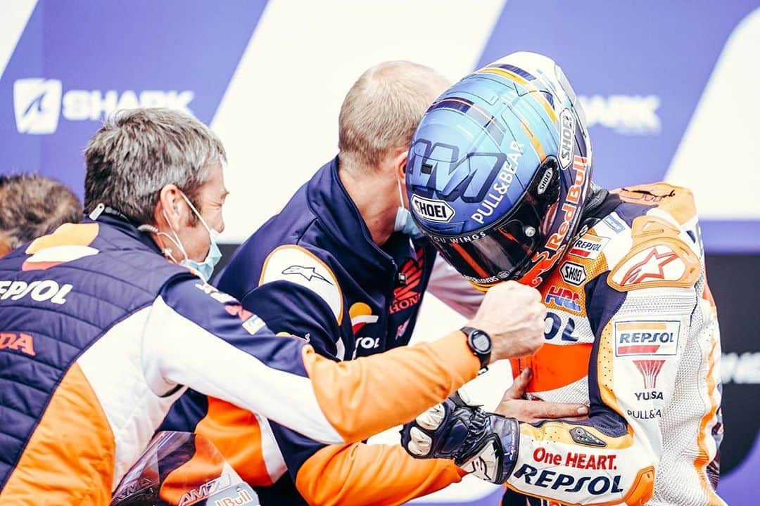 レプソル・ホンダのインスタグラム：「It’s man and machine out on track, but the podium is a reward for everyone who plays their part.」