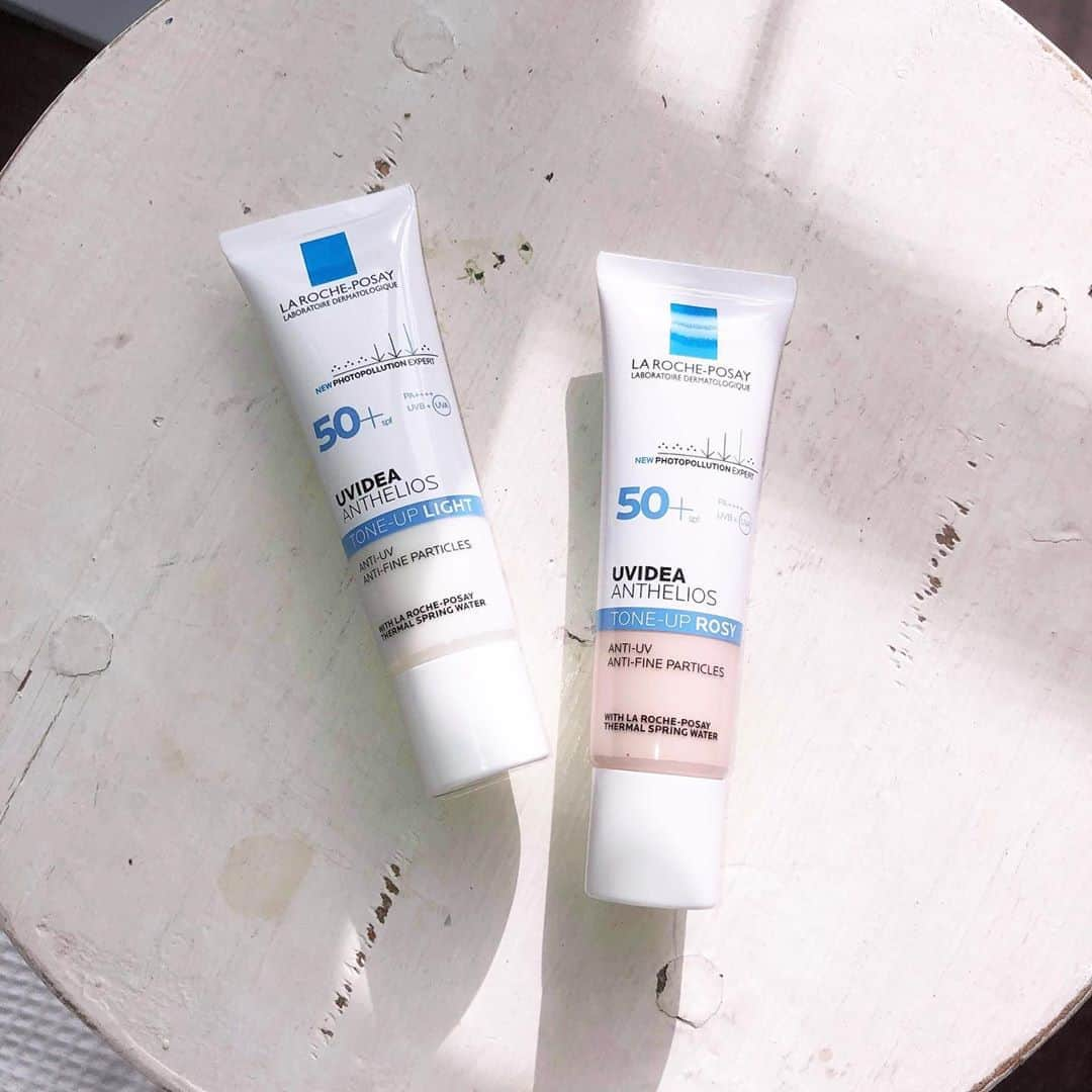 LA ROCHE-POSAY JAPAN ラロッシュポゼさんのインスタグラム写真 - (LA ROCHE-POSAY JAPAN ラロッシュポゼInstagram)「＼くすまない透明感肌へ ／ . 化粧下地と日焼け止め、1本でマルチにつかえる大人気アイテム　#トーンアップUV  . 実は、誰もが気になる肌のエイジングケアを考えたスキンケア成分が配合されているんです。 肌を健やかに保ち、うるおった、なめらかで輝くような肌へと導きます🍃 . さらっとしたテクスチャーでありながらも、しっかりと保湿してくれるというのもありがたいですよね✨ . ホワイトの#トーンアップUV と#ピンクのトーンアップUV  それぞれの仕上がりの違いなども、ぜひお試してみてコメント欄にて教えてください！ .  UVイデア XL プロテクショントーンアップ ローズ 30mL 3,740円(税込）  UVイデア XL プロテクショントーンアップ 30mL 3,740円 (税込) . #ラロッシュポゼ #larocheposay  #UVイデアXLプロテクショントーンアップ #uvイデアxlプロテクショントーンアップローズ #トーンアップUV派  #乾燥肌 #敏感肌 #敏感肌対策 #スキンケア #低刺激 #敏感肌コスメ #置き画 #透明感 #化粧下地 #シミ対策 #紫外線対策 #コスメマニア #コスメ購入品 #おすすめコスメ #ツヤ肌メイク #ツヤ肌 #コスメレビュー #スキンケアマニア #秋コスメ #秋メイク」10月12日 19時04分 - larocheposayjp