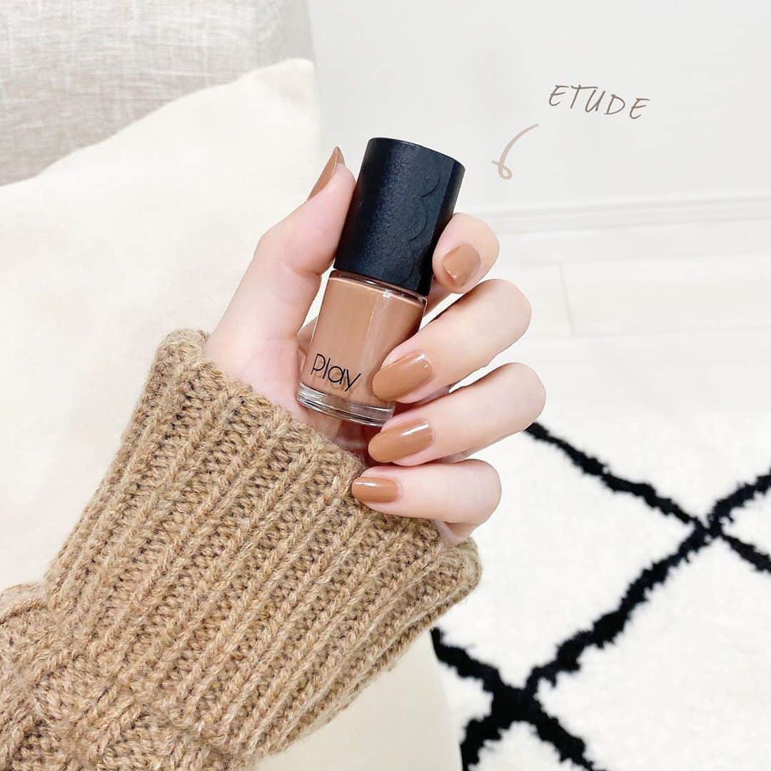 海老原りさのインスタグラム：「💅🏻今週のセルフネイル💅🏻﻿ ﻿ ﻿ ﻿ ﻿ ブラウンのニットに合わせて…♡︎﻿ ﻿ ﻿ ﻿ ✔︎ETUDE プレイネイル＃16 ¥330﻿ ﻿ エチュードのネイルカラーは﻿ ニュアンスカラーというよりは﻿ ピュアさが残るような可愛いカラーが多いので﻿ 女の子らしいネイルにしたいな〜って時に🤤💕﻿ ﻿ ﻿ ﻿ #ネイル#セルフネイル#ポリッシュネイル #ETUDE#エチュード#プレイネイル#プレイネイル16」