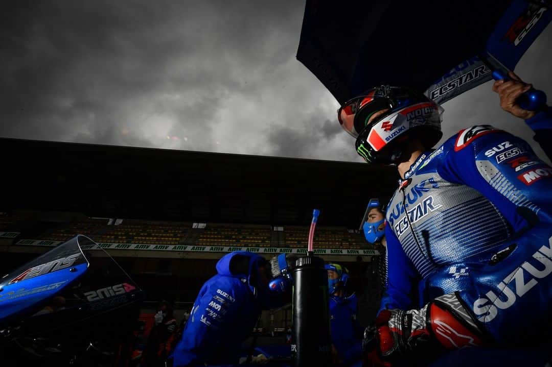 MotoGPさんのインスタグラム写真 - (MotoGPInstagram)「#SwipeLeft for some moments of tension 😬 ahead of the first wet #MotoGP race of 2020! 🌧️ #FrenchGP 🇫🇷」10月12日 19時00分 - motogp