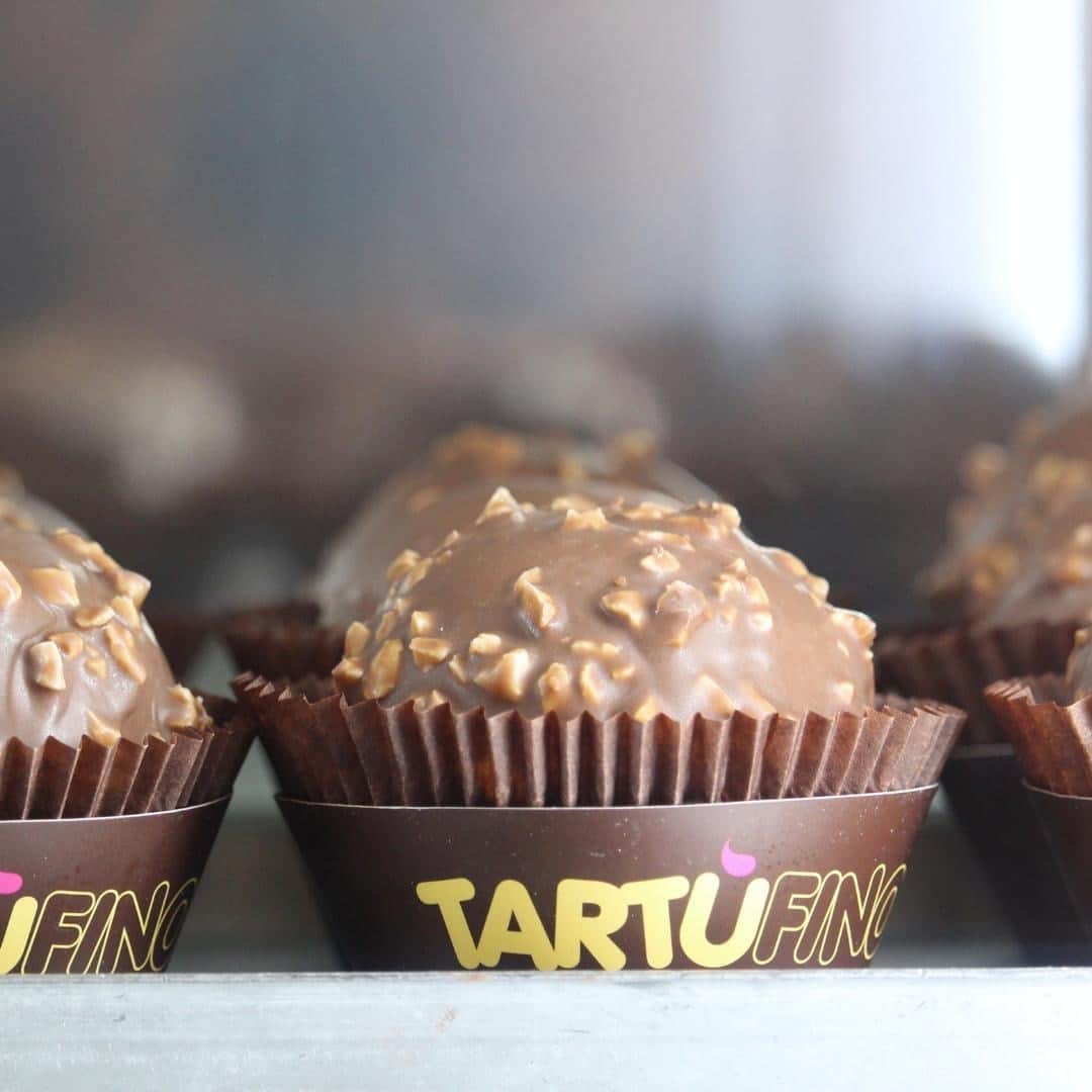 のインスタグラム：「Un cuore di gelato artigianale in due gusti, racchiusi uno dentro l’altro e ricoperti di cioccolato. La creatività nel nostro laboratorio non si ferma mai! Scegli i gusti dei tartufini direttamente online e ritirali in gelateria senza fare la coda oppure richiedi la consegna a domicilio. #gelateriamarghera  #gelateria #icecreamshop  #gelato #gelatomarghera #icecream #foodlovers #dessert #dessertporn #foodporn #instaicecream  #gelatoitaliano #gelatoartigianale #gelateriamilano#icecreamlovers #instagelato」