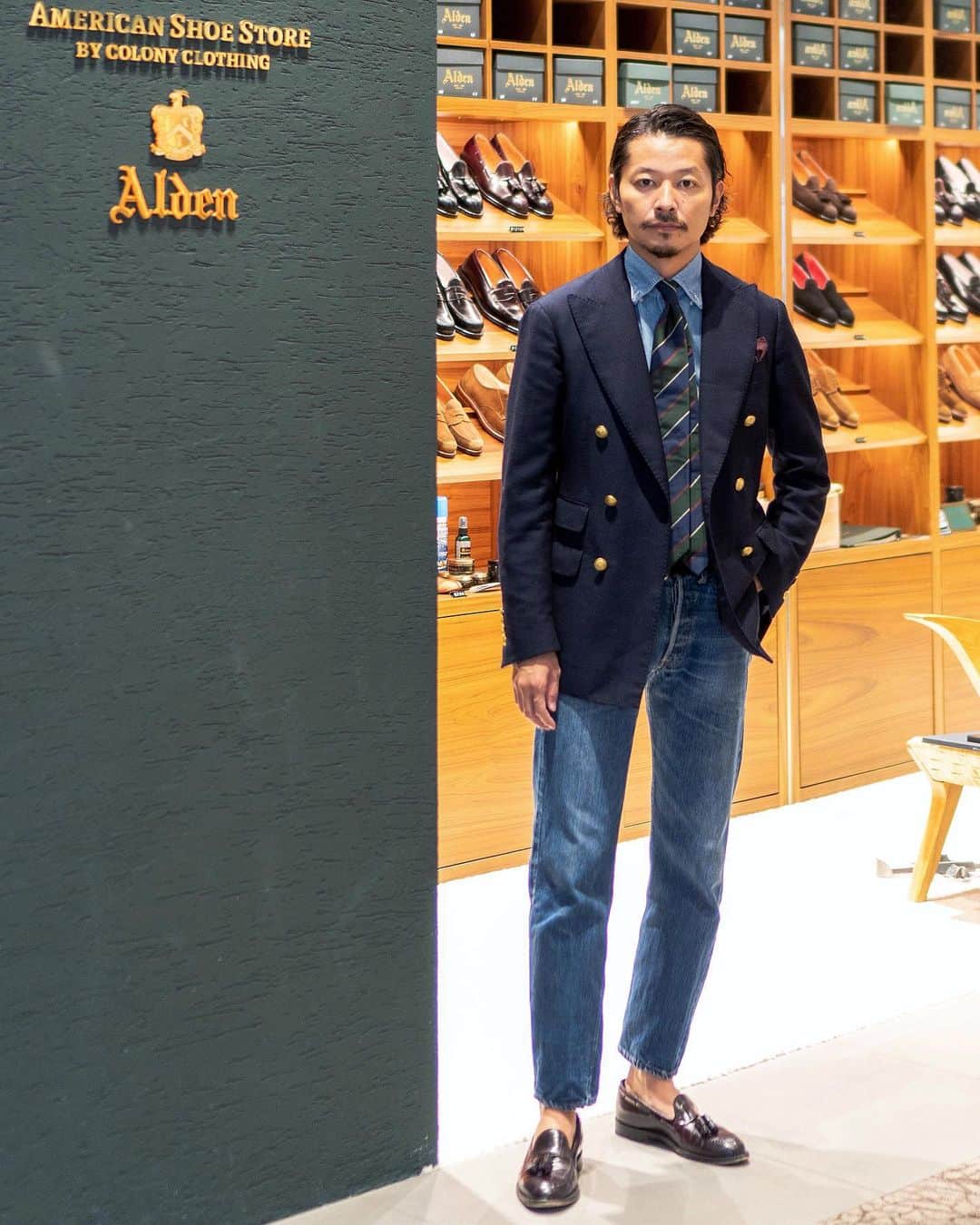 高田朋佳のインスタグラム：「It is no exaggeration to say that the combination of “indigo denim” and “Alden shoes” are one of the best in men’s fashion. Combined with a traditional blazer and regimental tie, you'll have an elegant denim style that will never fade.  ———————————————————————— #dressstyle #elegantstyle #modernclassicstyle #newclassicstyle #fashion #mensfashion #mensdressstyle #suitsstyle #dapperstyle #takadachannel」