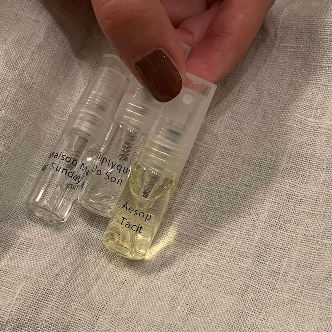 のインスタグラム：「_ 香水を買うときこんなサービスあればいいなぁと思っていたものを見つけました🤍香水って実際つけてみないとわからないのに、大きいボトル買うのもなあ、、と良く思っていて、そんなときに　@celes_perfume  さんを知りました。 好きな量だけ量り売りで購入ができて普段手が出しにくいお値段のものも気軽に試せます！ 今回わたしは3つお試しで取り寄せて気に入ったものを実際購入しようかと🥺500種類以上のなかから選べます(私はaesopとマルジェラ、diptyqueを) いきなり大きいのを買ってしまって、後悔したこともあるので、少し使ってから考えたいって人にはかなりおすすめです✨ #セレス #Celes #フレグランス #デパコス #おすすめ香水 #香水コレクション #匂いフェチ #pr」