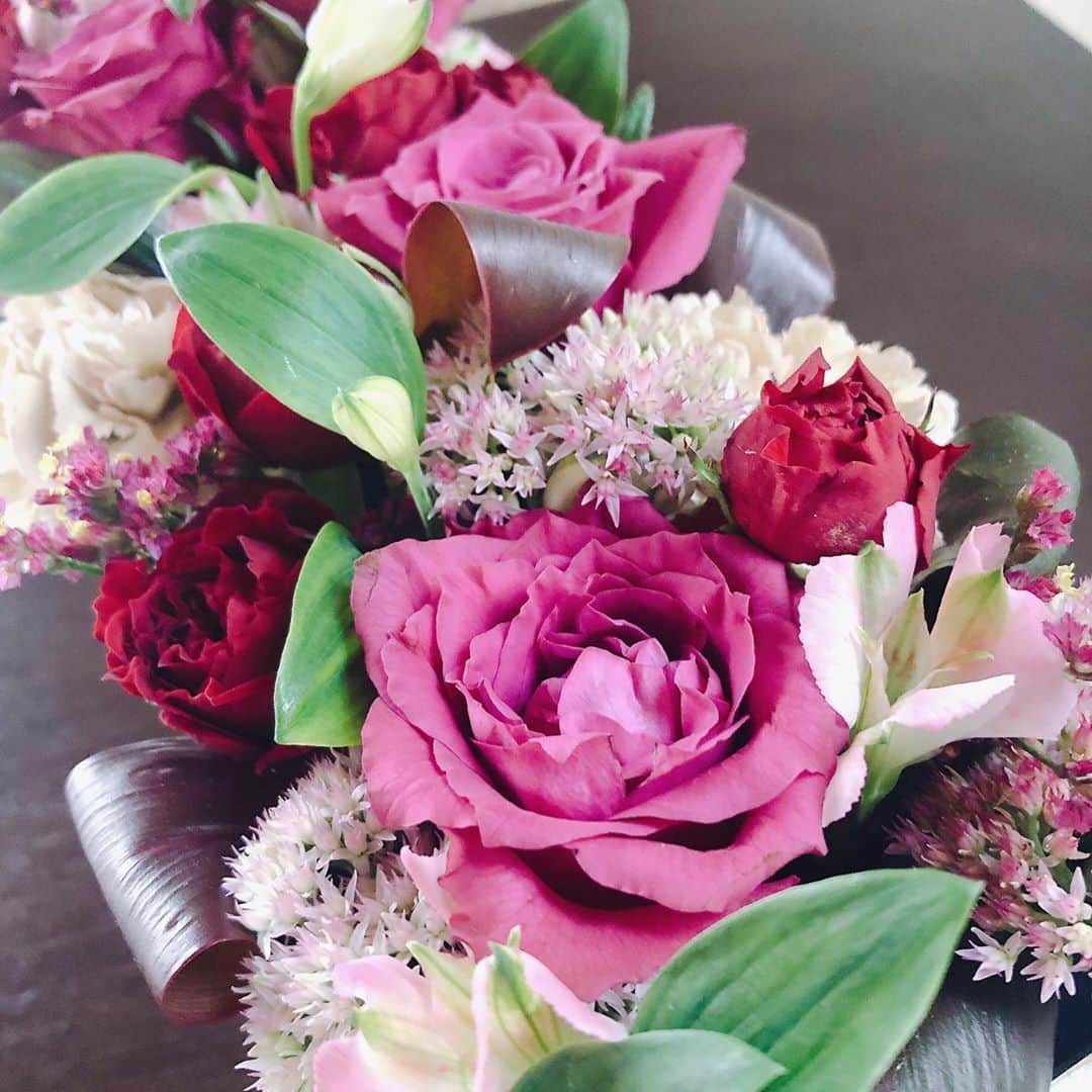 小畑由香里のインスタグラム：「✤  誕生日を迎えました🌹  朝1番のおめでとうは 娘から♡  若さっていいなって 思う時もあるけど 歳を重ねていくのも まぁ、悪くない。  その歳その歳を 楽しみながら 過ごせてるって事かな。  41歳も 家族や周りの方々に 感謝の気持ちを忘れずに 私らしくHappyに 毎日を大切に過ごします♡」