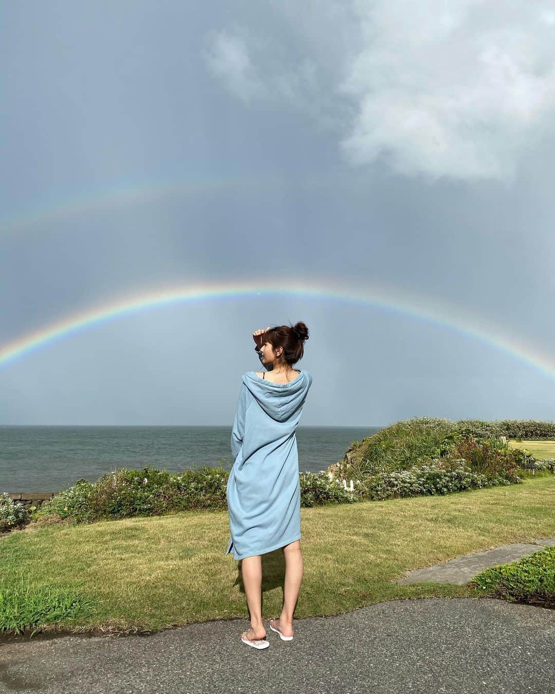 新井遥のインスタグラム：「＾ 撮影中に架かった虹🌈💙 よーーーく見ると２つできてるの😳！！」