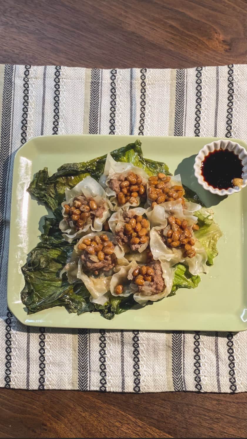 のインスタグラム：「レンチンで簡単にできる♪ 『healthy納豆シュウマイの作り方』  納豆好きな方に試してもらいたい簡単レシピです⭐︎  シュウマイは、蒸すのが苦手な方に電子レンジを利用して簡単に出来るレシピをお伝えします♪  ひき肉と納豆の相性がとても良いのでご飯のおかずや、 お酒のおつまみとしても最適♪ 今晩のおかずにぜひ⭐︎ 試して頂けたら嬉しいです！  材料 ・玉ねぎ 1個 ・A.ひき肉 200g ・納豆 2パック ・下に敷くレタスかキャベツ3.4枚 ・A.ごま油 大さじ1 ・A.お醤油 大さじ2 ・A.お砂糖 大さじ2 ・A.鶏ガラ 小さじ1 ・A.しょうが 小さじ1 ・A.片栗粉 大さじ1  作り方 ・玉ねぎをみじん切りしてボールに入れます ・A.の材料を全て入れて粘り気が出るまで混ぜます ・シュウマイの皮に包み上を少し凹ませて納豆をのせます ・お皿にレタスかキャベツを乗せて大さじ2のお水をかけたらレンジで4分〜5分温めて出来上がりです⭐︎  #簡単レシピ #cooking #お料理 #healthyfood #healthy #時短レシピ #納豆 #japanesefood」