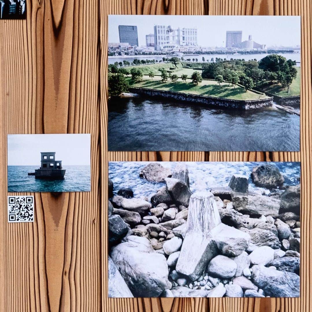東京DANDYのインスタグラム：「From the wall of my exhibition - these three images together represent the defense of the Japanese archipelago. Firstly, with the Daiba fort islands in Tokyo Bay, constructed in haste after the American gunships arrived in the 1850s. Next are the ruins of the suicide torpedo base in Nagasaki Prefecture from World War II. Finally is a concrete tetrapod, thousands of which are scattered across coasts and river banks in an effort to protect from erosion.   DISPOSABLES is exhibited as part of KG+ in Kyoto until October 18th at  五条坂京焼登り窯 (Kyoto Style Climbing Kiln) 〒605-0845 京都市東山区竹村町151-1  151-1 Takemura-cho, Higashiyama-ku, Kyoto (11 - 17 free entrance, closed Tues/Weds)   #京都 #KGplus #Japan #Kyotographie #DisposableCamera #PhotoExhibtion #使い捨てカメラ」