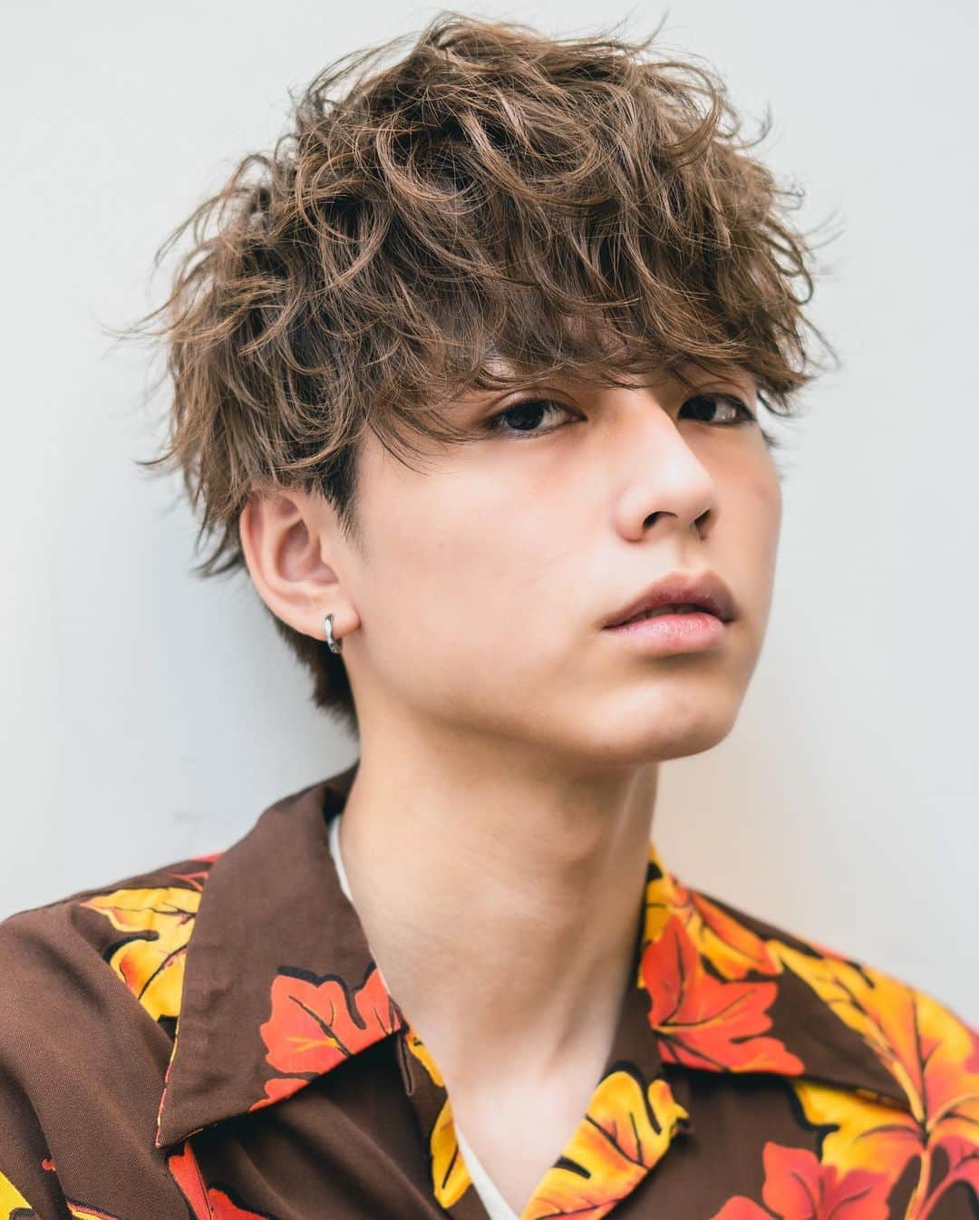 のインスタグラム：「外ハネパーマで作る #vマッシュ　スタイル！  #外ハネパーマ は 丸さを抑えて頭を小さく見せてくれます😋  頭が膨らみやすい方 特にオススメです！  #メンズヘア  #メンズヘア美容師 #メンズ美容師 #メンズ髪型 #メンズカット #メンズスタイル #メンズパーマ #パーマヘア #パーマ男子 #パーマ #スパイラルパーマ #メンズスパイラルパーマ #ツイストスパイラルパーマ #ツイストパーマ #ツイスト #スパイラル #イケメンヘア #ハイトーン #ハイトーンカラー #ハイトーンメンズ #ハイライトヘア #ハイライト髪型 #ハイトーン髪型 #YouTube #oceantokyo #oceantokyoOVER」