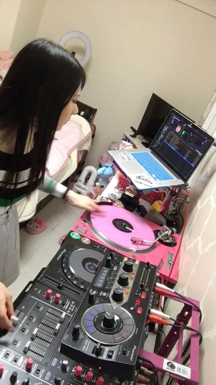 DJ NATSUMIのインスタグラム：「Scratching💥 Technics Turntable . . #djnatsumi #femaledj #djlife #djmagjapan #producerdj #trackmaker #musicproducer #japanese #djmag #djane #djanemag #djanemagjapan #djscratch #djscratching #turntable #technics #turntablescratch #スクラッチ #djスクラッチ #ターンテーブル」