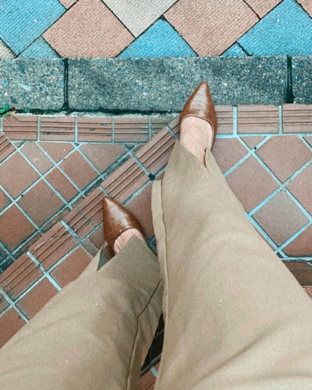 佐藤あずみのインスタグラム：「スリットがはいるだけで、お洒落になり、らくちんになるって素敵👖🤎  なんやら秋ですね〜🍁  秋は毎年ポインテッドミュールの気分になりやす👡   #ootd #fashion #coordinate #code  #outfit #私服 #コーデ #きょこ #japanesegirl #ポインテッドトゥ #スリットパンツ」