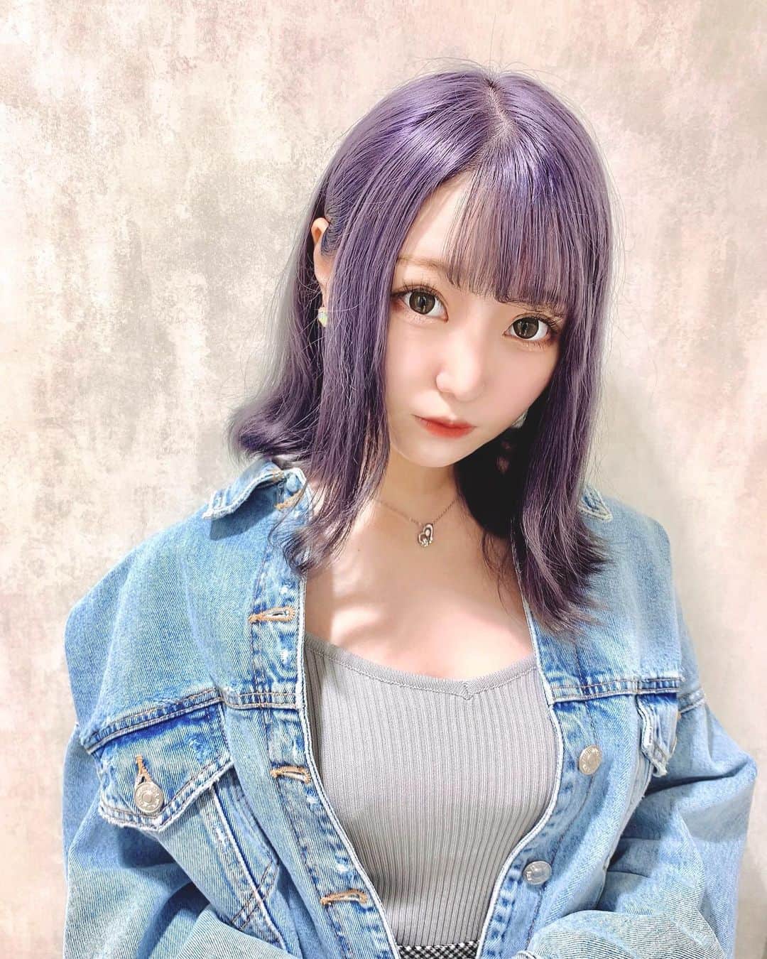 のインスタグラム：「. . . . . . . 😈紫好きすぎて紫になっちゃった . . . ちぴろんさんありがとうございました＾＾ @chipirooon.garte  . . . . .  . #紫カラー #紫髪 #派手髪 #初めてのブリーチ #ブリーチカラー #セミロング #外ハネ #外ハネミディアム #ゲンガー #みたいでしょ #青紫カラー #ハイトーン #ハイトーンカラー #ラベンダーカラー #派手髪女子 #ボーイッシュコーデ #ボーイッシュ女子 #グレーアッシュ #気分は #パリピ #パリピ女子 #本当は #引きこもり」