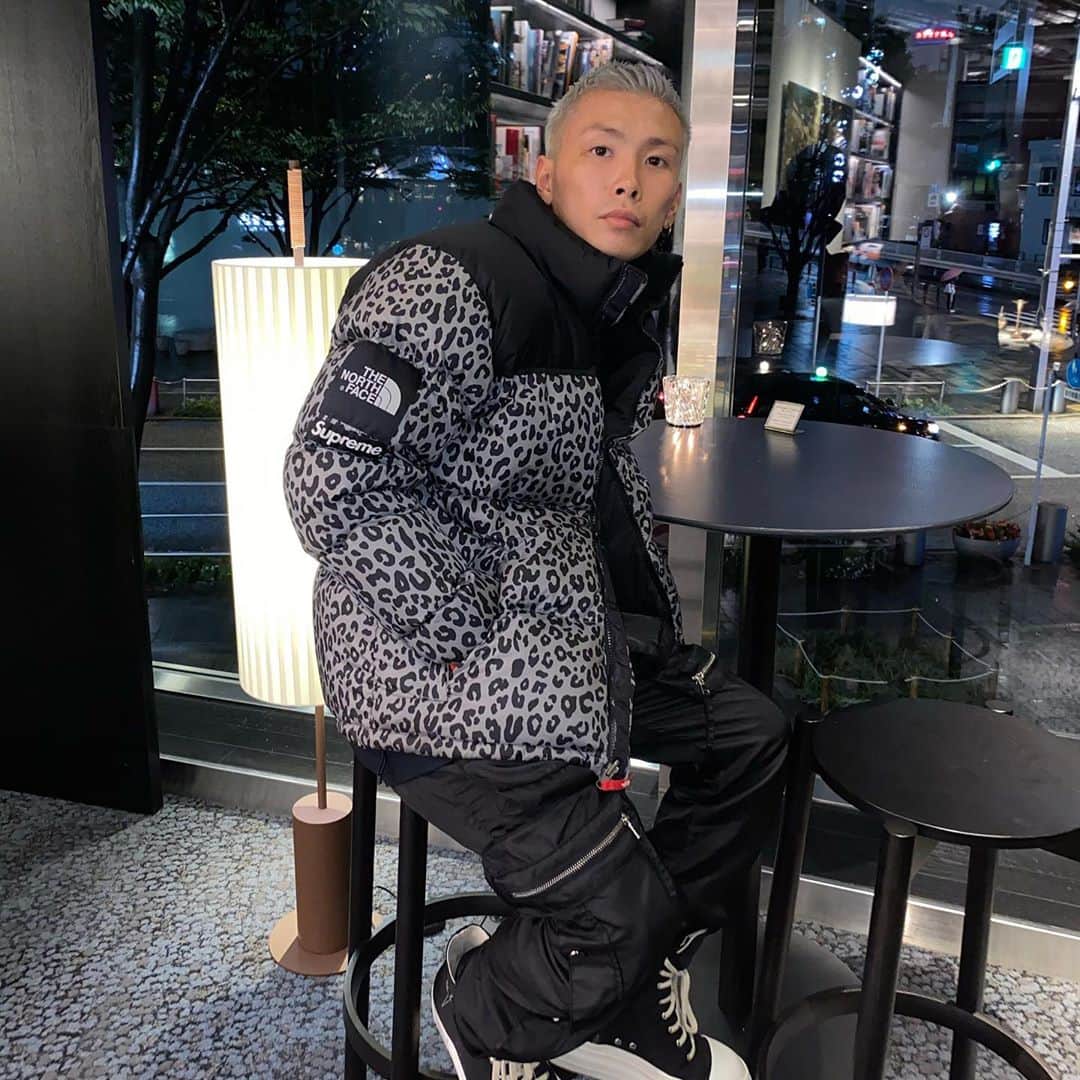 のインスタグラム：「𝐋𝐢𝐟𝐞 𝐢𝐬 𝐚𝐥𝐥 𝐚𝐛𝐨𝐮𝐭 𝐞𝐱𝐩𝐫𝐞𝐬𝐬𝐢𝐧𝐠 𝐨𝐮𝐫𝐬𝐞𝐥𝐯𝐞𝐬. 🇯🇵🗼 #supreme #thenorthface #leopard #rickowens #codenate #outfits #ootd #ootdfashion #ootn #fashion」