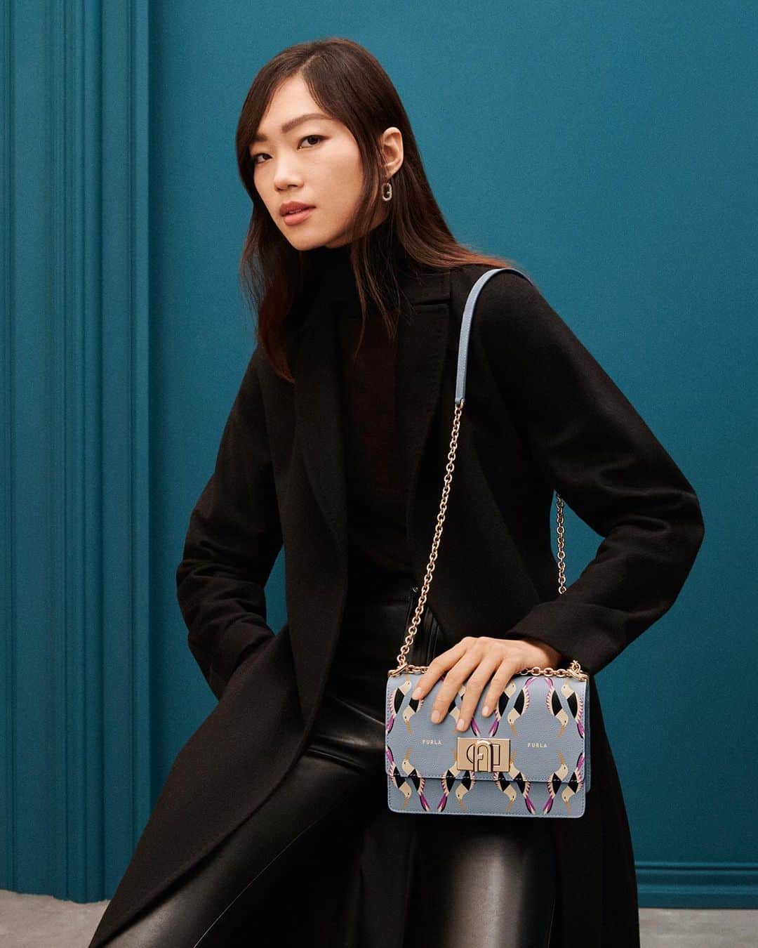 フルラのインスタグラム：「Let your style shine with the light blue Furla 1927 Mini Crossbody and its new hummingbird design.  Creative Direction: Magnus Berger & Tenzin Wild @thelast_universe Photographer Director: @giampaolosgura Stylist: @sissy.vian Hair Stylist: @francogobbi1 Make up: @cosettagiorgetti  #thefurlasociety #furlafeeling #newcollection #furla #accessories #fashion」
