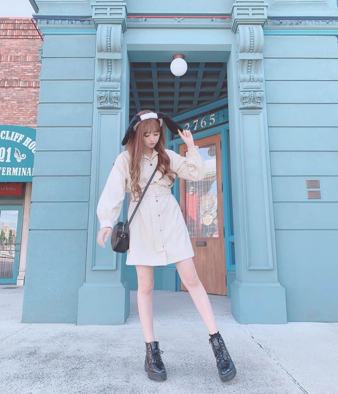 田口未彩のインスタグラム：「❤︎  この前のユニバはレザーワンピ❤︎  #大阪　#ユニバ　#大阪旅行　#大阪観光　#USJ #ユニバコーデ　#ユニバカチューシャ　#スヌーピー  #スヌーピー コーデ　#スヌーピーカチューシャ」