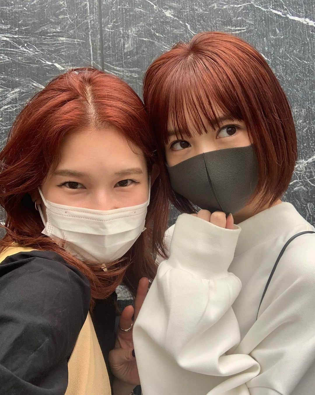 千田麻実のインスタグラム：「⠀ 先月orange hairだった時の⠀ #カシオレヘアー 🍇🍊⠀ ⠀ 毎月お願いしているリサさんと髪色一緒すぎて⠀ 面白かったので記念に撮りました☺︎⠀ ⠀ ⠀ @risa_atami ⠀ 仕事や休みのタイミングに合わせて髪型の相談や⠀ 私の無茶なお願いにも応えて貰ってます✌︎⠀ いつもありがとうございます！⠀  #SHIMA」