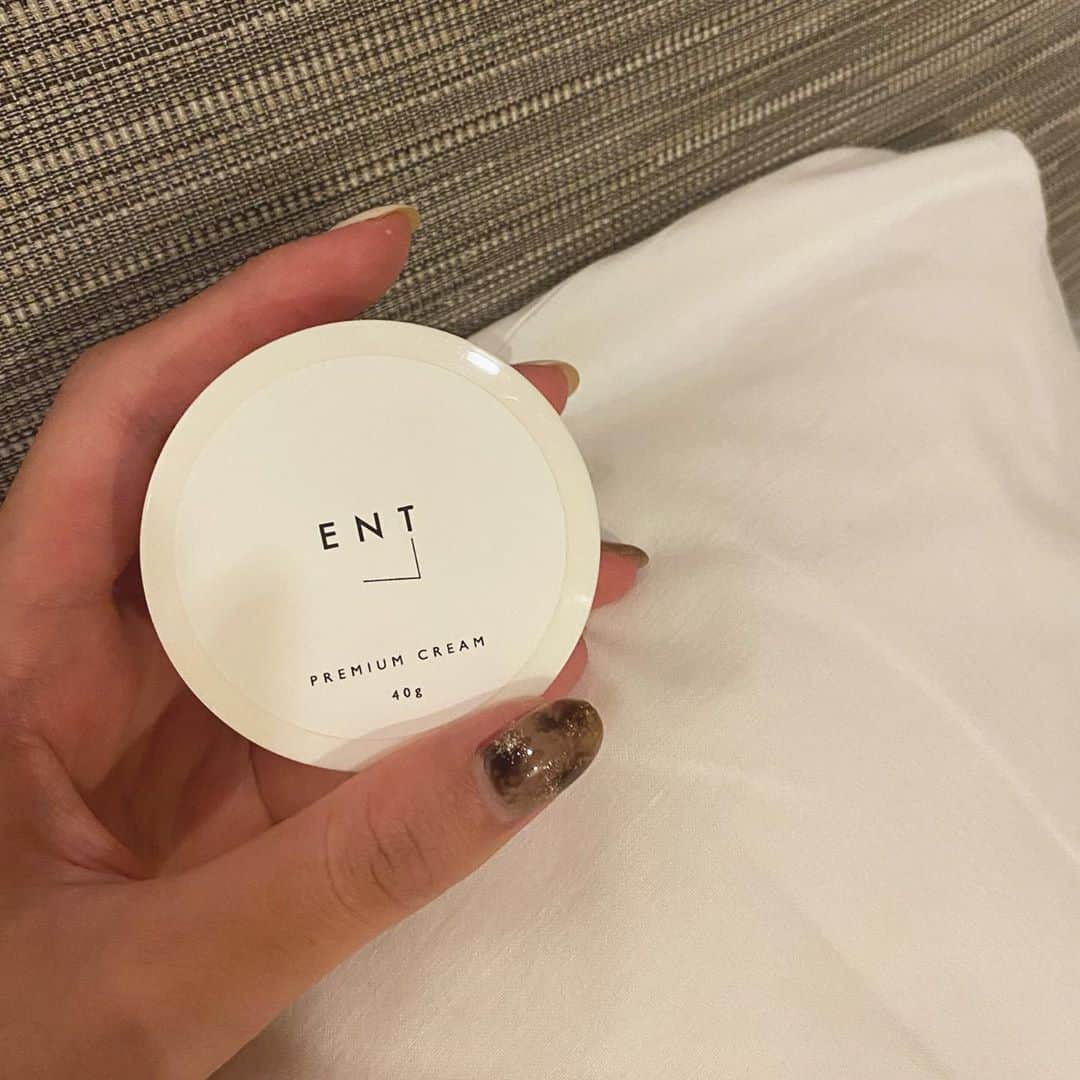 中塚美緒のインスタグラム：「❤︎最近のお気に入りコスメ❤︎  最近は乳液代わりに entのスキンクリームを使ってる！ 保湿力すごいのに全然重たくなくて、もったりしたクリームが苦手な私にとっては最高なスキンクリーム〜😭  夜だけじゃなくて、朝のメイク前にも使ってます🥰  アイクリームとしても使えるのでオススメです🥺❣️  #お気に入りコスメ #cosme」