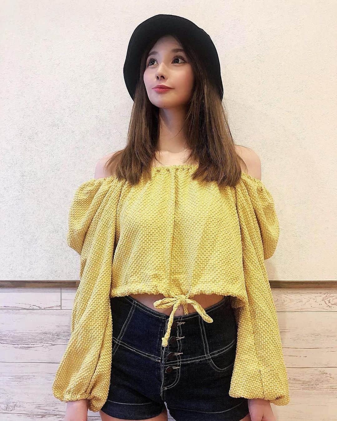 のインスタグラム：「このあいだ載せた緑のオータムドレスと同じブランド#valmuer(@valmuer_official ) の #袖ボリュームトップス🟡  こちらもこれからは是非アウターのインナーに🤸‍♂️💞⛄️ ファー物と合わせたりするとかわいいと思うな🐏  肩を綺麗に見せてくれます🦁！ お腹もリボンしばるとちらっと見えるんだけど、 デザインのおかげで、全体的に上品な肌見せになってるかなと思いました🧡  来年以降コロナ収束したら、 これは夏にもいっぱい着れるといいな😢😢⛱  オンラインサイト👇 @valmuer_official のプロフィールから飛べます🎀 https://online.valmuer.com/ デザイナーさん💚 Christine Wei (@prettywhy )  #gardenbyvalmuer #valmuer #valmuer_official #ヴェルムーア #オータムドレス #秋冬コーデ  #秋冬ファッション #袖ボリュームトップス #トップス」