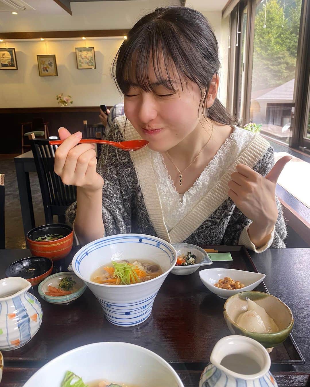 平塚麗奈さんのインスタグラム写真 - (平塚麗奈Instagram)「・ ランチはお上品に お豆腐膳を、  こんな濃いお豆腐食べたこと無い‼︎ て、4回は言いました、美味しかった~ 濃厚濃厚濃厚でした、、🥛 外の景色見ながらゆっくり 過ごした時間が幸せすぎて~  ほんの数時間で プチ旅行気分味会えました🥢」10月12日 19時18分 - hiratsuka_reina