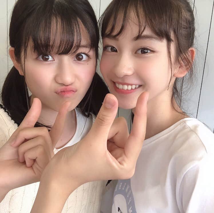 のインスタグラム：「果歩と🤍 ・ ・ 果歩も撮影が一緒になると、新幹線で一緒に帰ったりしてます~\❤︎/ ・ 【Q】顎のところにある手は、誰の手でしょうか⁇☺︎ ・ #ニコラ#太田雫#河村果歩 #オフショット#撮影#新幹線#手」