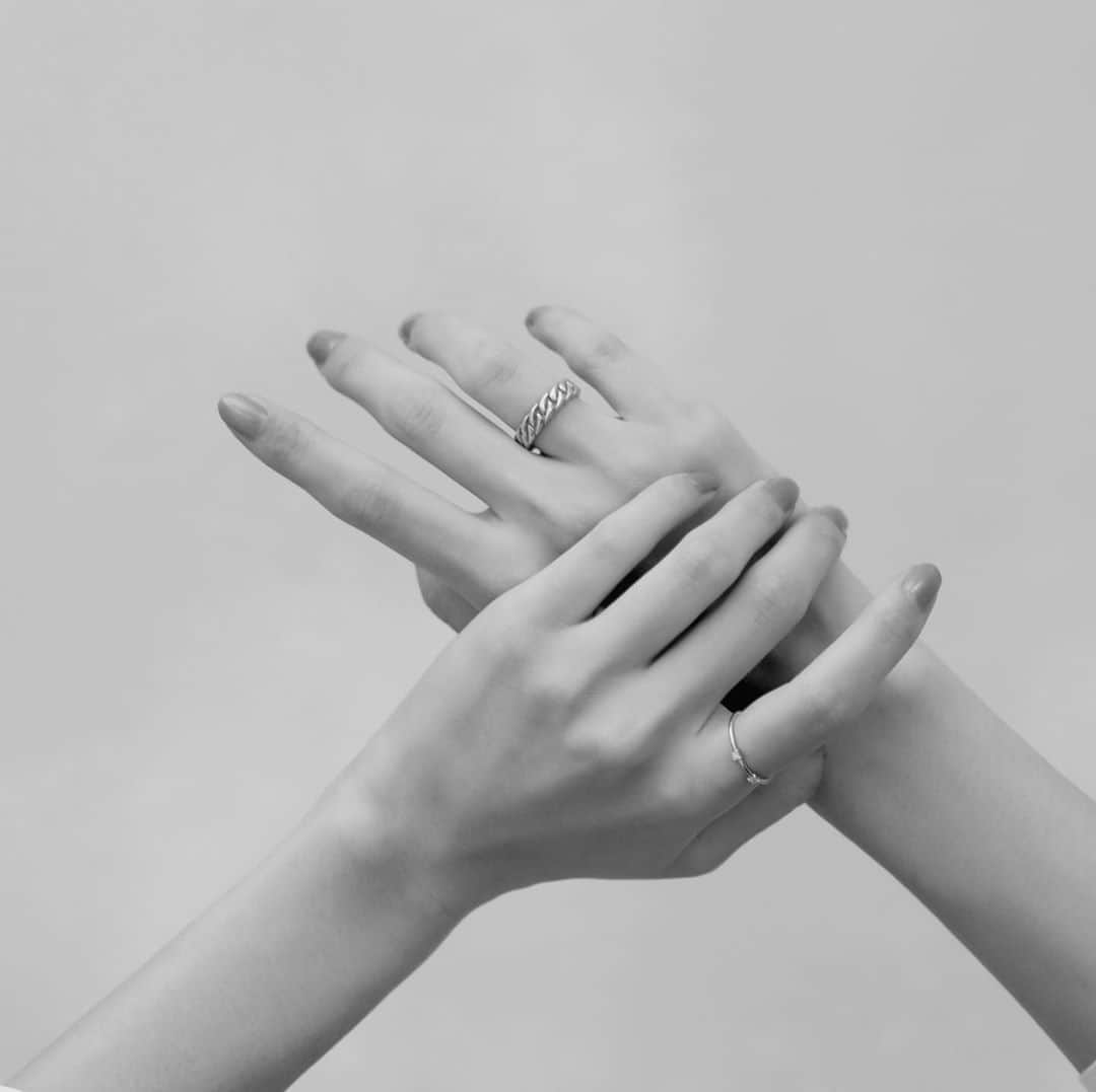 山賀琴子さんのインスタグラム写真 - (山賀琴子Instagram)「@enelsia_official   チェーンリングは 太すぎず存在感のある絶妙な太さと 凹凸による表情が可愛い！  エネルシアのチームの メンズが付けてもすっごく可愛かったよ🤭 ユニセックスなので みんなチェックしてね！  二粒ダイヤのリングは 手元を華やかにしてくれるアイテム この華奢さがお気に入り☺️ 私はベイマックスと呼んでいます笑 ちょっとだけ似てるから。  どちらも受注販売となっています！  #ENELSIA」10月12日 19時30分 - kotokoyamaga