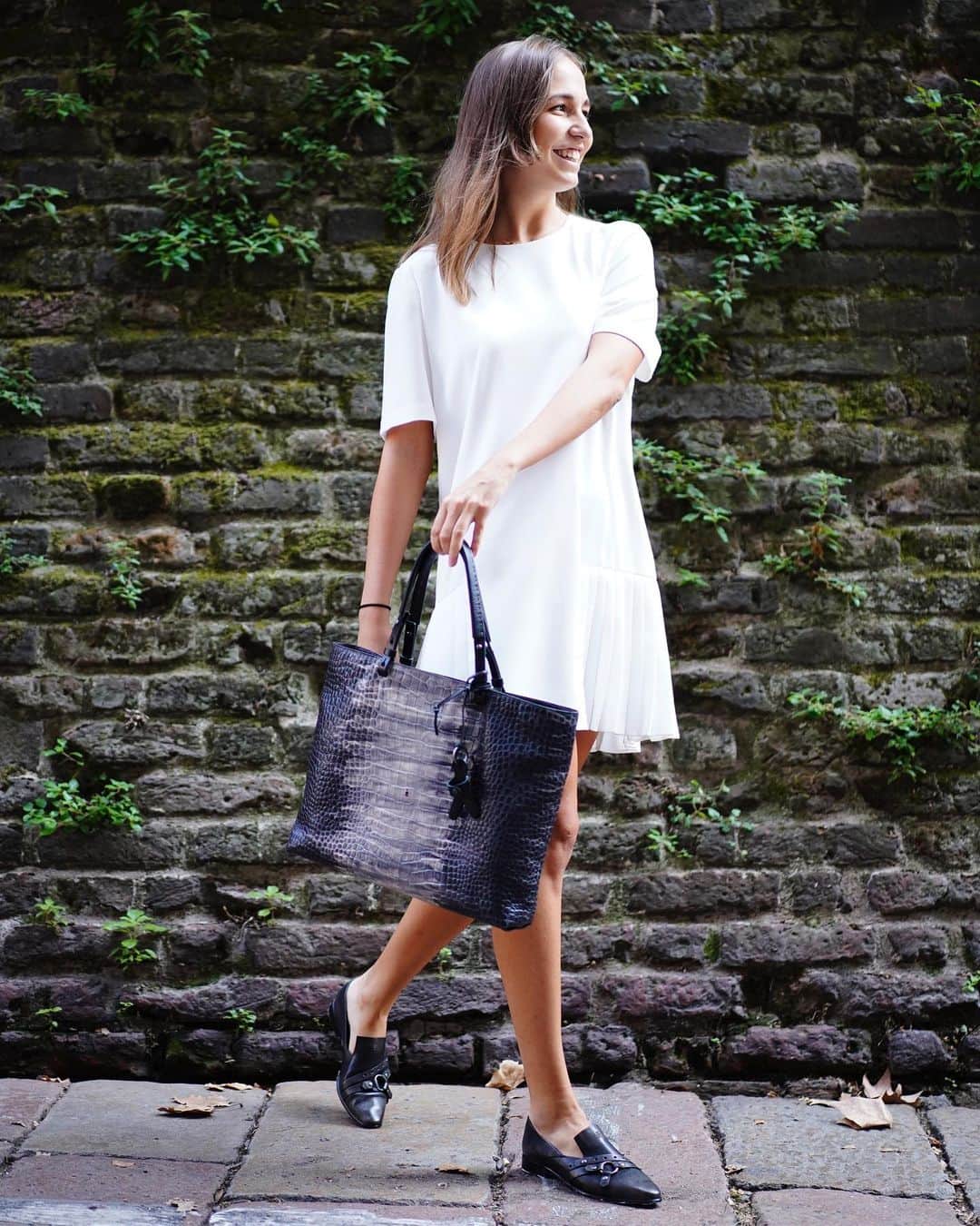 エンリーベグリンのインスタグラム：「Elegance, minimalism and contemporary style with some bold feminine edge. #henrybeguelin #todayslook」