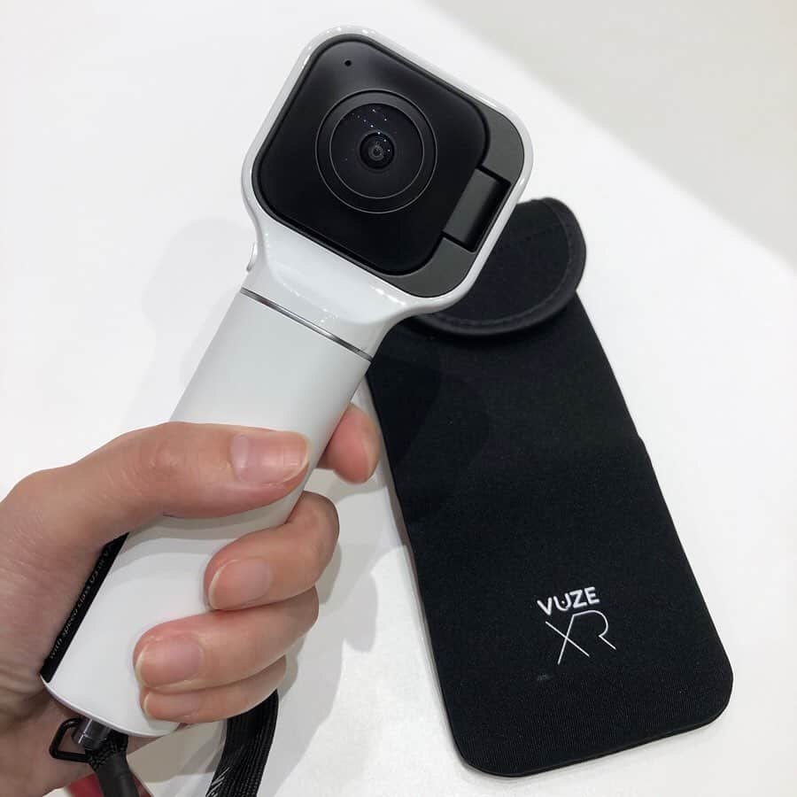 caseplayさんのインスタグラム写真 - (caseplayInstagram)「. 【Vuze XR Dual VR Camera】で撮った、360°写真✨ これひとつで、色んな写真や動画が撮れちゃいます📸  この動画は360°写真を撮って専用アプリで編集したもので、私も簡単に出来ました👌  皆さんもVR体験してみませんか？ サンプルご用意してます！  FOXオンラインストアからも→ @fox.inc_store   #vuze #vuzexr #vuzecamera #3dcamera #3dカメラ #360度カメラ  #おうち時間 #vr動画 #写真好きな人と繋がりたい #ガジェット #vr #カメラ好きな人と繋がりたい #カメラ初心者 #都会の夜景 #新商品 #インスタ映え #数寄屋橋交差点 #スマホアプリ #iphoneケース #スマホケース #オンラインストア #東急プラザ銀座 #tokyuplazaginza #銀座 #hinkarinka #ヒンカリンカ #foxginza #instafood #followforfollowback #hinkarinkaで売ってます」10月12日 19時28分 - fox.inc_store