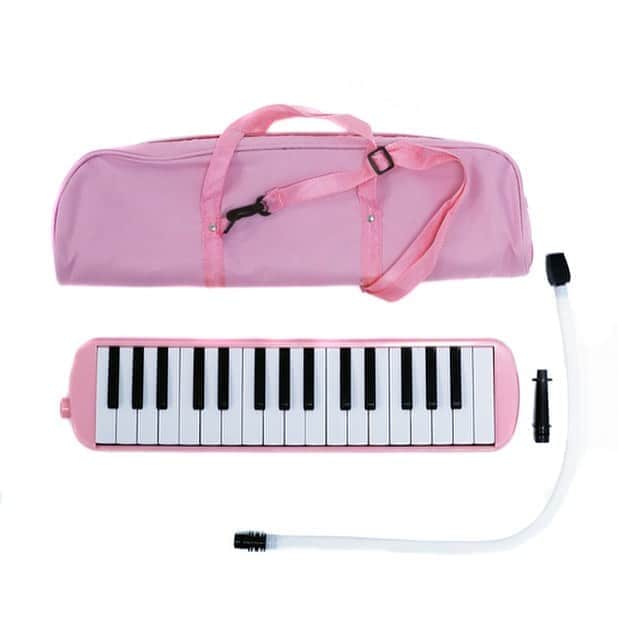 のインスタグラム：「＝MUSIC＝﻿ (オンラインお取り扱い商品)﻿ ﻿ お子様とピアノの練習♪🎹﻿ ﻿ 鍵盤には音階がかかれており、初心者の方でもわかりやすい作りとなっております。﻿ ﻿ また、長いホースと手持ち用の吹き口が付いているので、いろいろな使い方ができそう♪﻿ ﻿ 大人の方も、子供心を取り戻してみませんか？✨﻿ ﻿ ﻿ ﻿ ■鍵盤ハーモニカ　税込1980円﻿ 全3色﻿ ﻿ ﻿ ××××××××××××××××××××××××××××﻿ ﻿ 店舗により在庫・品揃えが異なります。﻿ お問い合わせは各店舗までお願いいたします。﻿ なお、取り寄せ・取り置きは行なっておりませんのでご了承くださいませ。﻿ ﻿ ×××××××××××××××××××××××××××﻿ ﻿ ﻿ #ASOKO﻿ #鍵盤ハーモニカ﻿ #ピアノ﻿ #楽器」