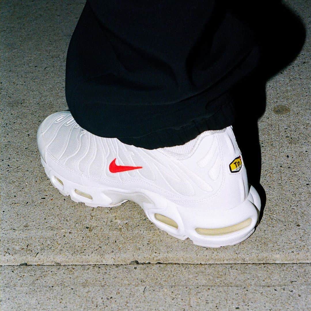 HYPEBEASTさんのインスタグラム写真 - (HYPEBEASTInstagram)「@hypebeastkicks: @supremenewyork and @nike have teamed up on a new version of the Air Max Plus. Coming in three distinct colorways, the shoe features a mesh upper with custom logo TPU fingers at the sides that spell out Supreme, reflective hits and branding the at tongue, heel and footbed. It’s set to drop alongside a Running Hat in-stores and online on October 15, then release in Japan on October 17.⁠ The white pair will arrive sometime in November. Photo: Supreme」10月12日 19時30分 - hypebeast