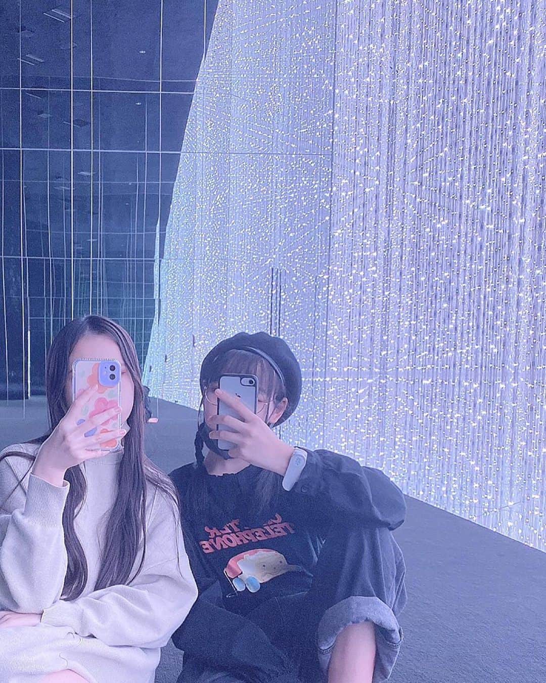 のインスタグラム：「・ ななちゃんと初めましてデートで、 チームラボ行ってきた〜！( ⸝⸝⸝¯ ¯⸝⸝⸝ )♡ 綺麗すぎて感動した💎🥺 ・ ・ あとあと！お水の中に入ってアートを体験出来る場所もあるんだけど季節によって温度も変更してるらしくて 程よく暖かくて気持ちよかった〜𓈒 𓂂𓏸 ・ ・ #チームラボプラネッツ #teamlabplanets  #豊洲」