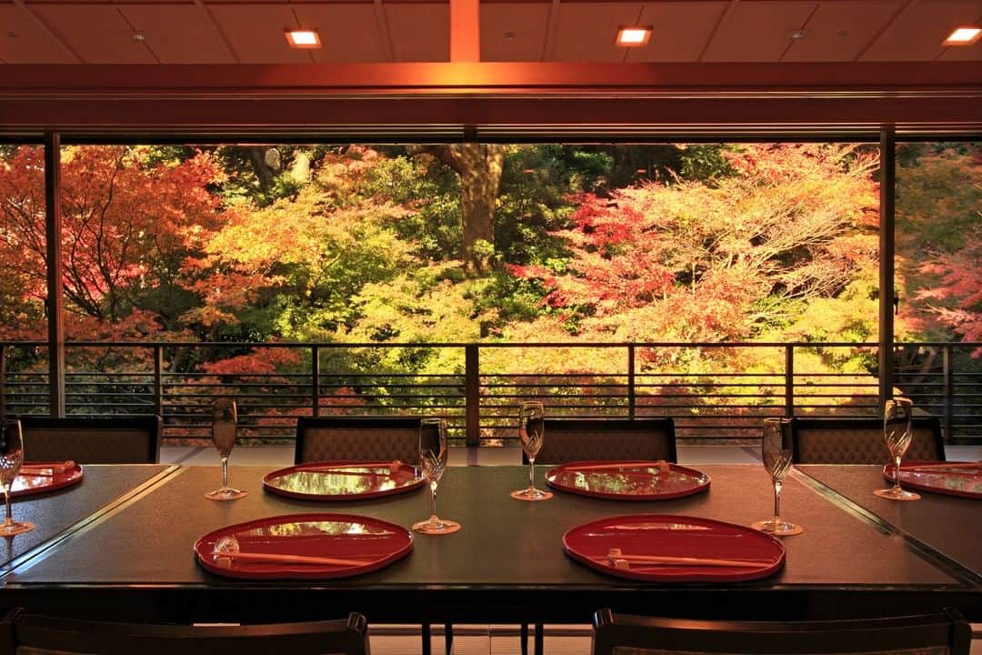 Relux | リラックスさんのインスタグラム写真 - (Relux | リラックスInstagram)「【ずっとそこにいたくなる、心落ち着くホテル】  東京とは思えないような豊かな緑溢れる庭園。 これからの時期は紅葉もお楽しみいただけるかもしれません。 その雰囲気からも、サービスからも、国内外の多くの人に愛されているホテルです。  お部屋は東京の街並みを眺めるシティビューと、庭園を望むガーデンビューの2パターン。 いずれもゆったりとした広さで、バスルームも充実。  四季を感じるホテルで、”やさしさ”を感じるステイをお楽しみください。   ------------------------------------------------ 📍ホテル椿山荘東京 / 東京都 ------------------------------------------------  @hotelchinzansotokyo_official  気になる宿の詳細は、Relux公式HPまたは、便利なReluxアプリからご確認ください🔎   #ホテル椿山荘東京 #東京都 #目白 #東京旅行 #庭園 #東京観光 #東京ホテル #秋旅 #近場で楽しむ  #国内旅行 #週末旅 #週末旅行 #大人の休日 #記念日旅行 #誕生日旅行 #温泉旅行 #旅館 #温泉旅館 #ホテル #ラグジュアリーホテル #リゾート #リゾートホテル #旅スタグラム #旅行好きな人と繋がりたい #unknownjapan #japantravelphoto」10月12日 19時30分 - relux_jp
