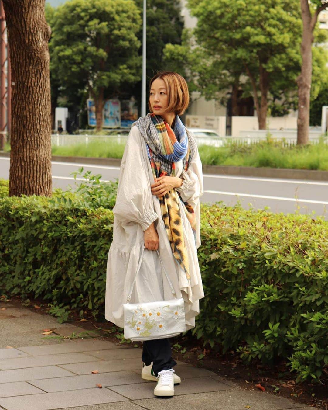 のインスタグラム：「【FEATURE STORY】 今日は何着る？大人のアッシュ・ペー・スタイル -2020年秋冬 カジュアル編-  カラッとした秋の風が心地よい、お出かけが楽しみな季節。肩の力を抜いて、少しカジュアルにわたし流のお洒落を。 @goldie_h.p.france @theatre_hp_france  ※特集ページはプロフィール欄のURLよりご覧頂けます。  #goldiehpfrance #theatrehpfrance #scarf #bag #snap #ootdfashion #coordinate #お出かけコーデ #小物 #fashionjewelry #autumnfashion #fashion #hpfrance #アッシュペーフランス #クリエイションが人を豊かにする」