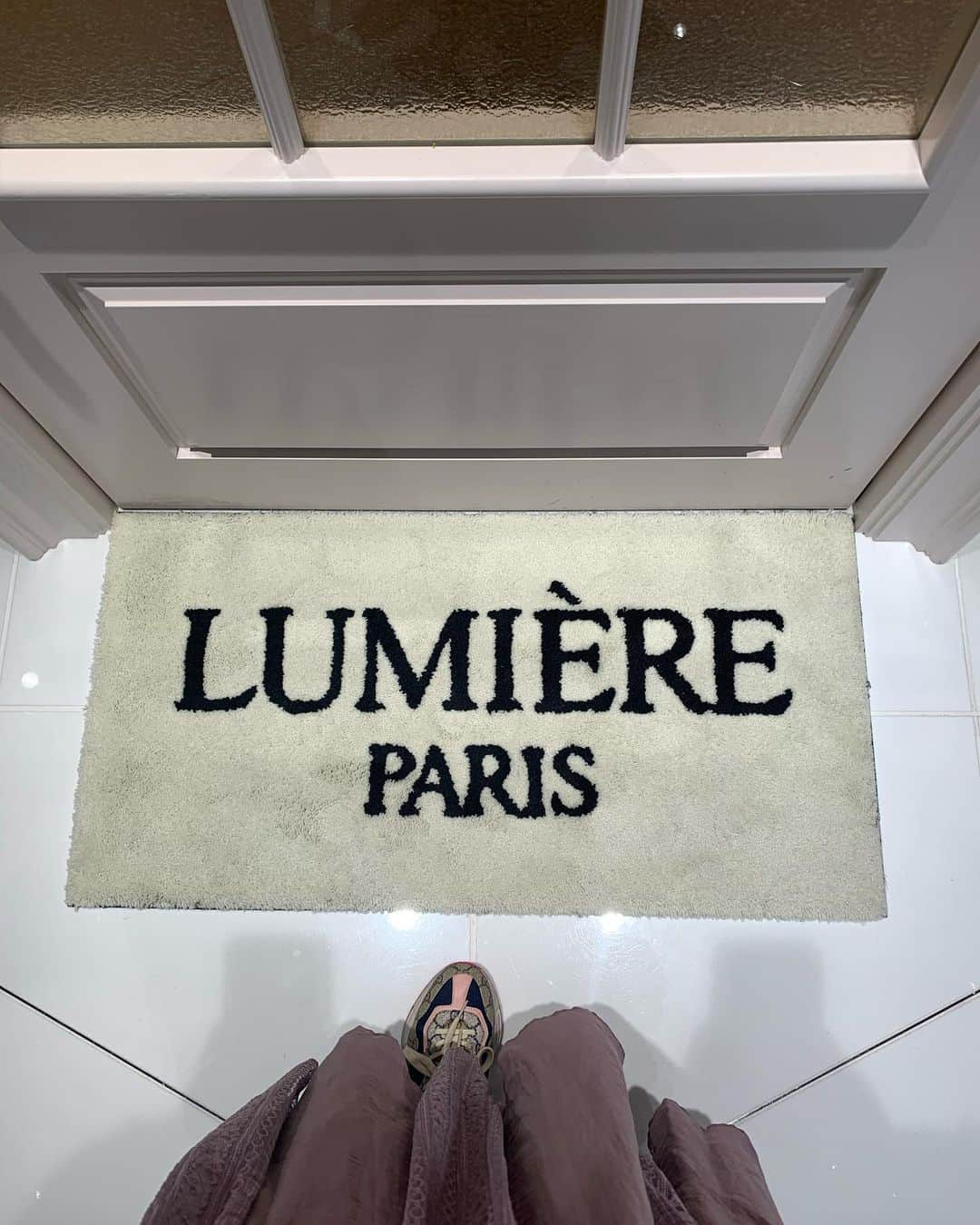 板橋瑠美さんのインスタグラム写真 - (板橋瑠美Instagram)「✳︎LUMIERE PARIS✳︎﻿ ﻿ えっっお城？🏰✨✨♡﻿ ﻿ ﻿ ってくらい素敵な空間と、﻿ フランス🇫🇷Parisのようなシャンゼリゼ通りを表現した廊下があったり、﻿ メイクルームも空間がおしゃれだったり﻿ どこもかしこも抜かりない！✨﻿ ﻿ ﻿ とにかく内装が素敵すぎるクリニック♡﻿  @lumiereparis_ebisu﻿ ﻿ 恵比寿ガーデンヒルズ店のレセプションへ💕﻿ ﻿ ﻿ ﻿ ﻿ 個室もいろんなテーマがあり本当行くだけでテンションの上がるサロンでした♡﻿ ﻿ ﻿ ﻿ 痩身エステとかフェイシャル今度いこーっと❤️！﻿ ﻿ ﻿ ﻿ ﻿ ﻿ ﻿ 11月末までのInstagram限定キャンペーンやってるみたい❤️﻿ ﻿ ↓﻿ ﻿ ●ルミエ・パリ炭酸小顔トリートメントが定価19,800円⇨特別価格5,500円✨﻿ ﻿ ●キャビゼロ痩身ボディトリートメントが定価28,000円⇨特別価格7,500円に✨﻿ ﻿ ﻿ ﻿ ﻿ 是非是非☻！﻿ ﻿ ﻿ ﻿ ﻿ ﻿ ﻿ ﻿ ﻿ #ルミエパリ#恵比寿エステ#恵比寿エステルミエパリ#炭酸パック#炭酸ガスパック#和漢ハーブco2パック#PR #美容#自分にご褒美#アンチエイジング#美肌#女子力#メス力#美人になりたい#綺麗になりたい#美意識」10月12日 19時39分 - rumi_official_0616