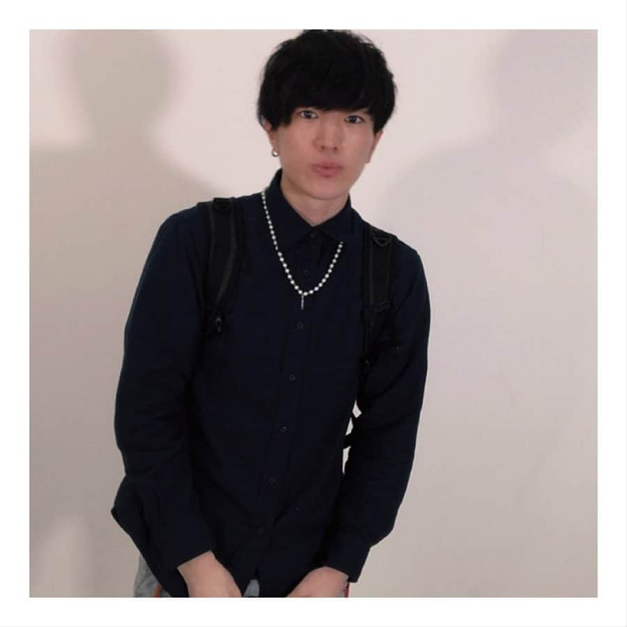 太郎あげあげのインスタグラム：「新しいパールネックレスが可愛い！#なぜ真顔　#職務質問されたときの顔　#苦手な女子とすれ違ったときの顔　#好きじゃない子にバレンタインもらったときの顔　#好きな子が親友とキスしてたときの顔」