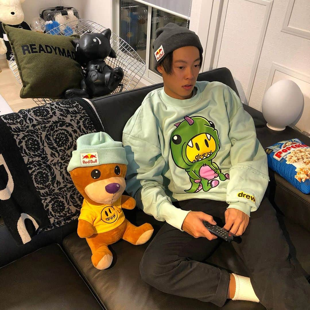 小林陵侑のインスタグラム：「Watching TV with 🧸 #redbull #drew  #人形いすぎて女子みたい #顔やばい　#ペアルック」