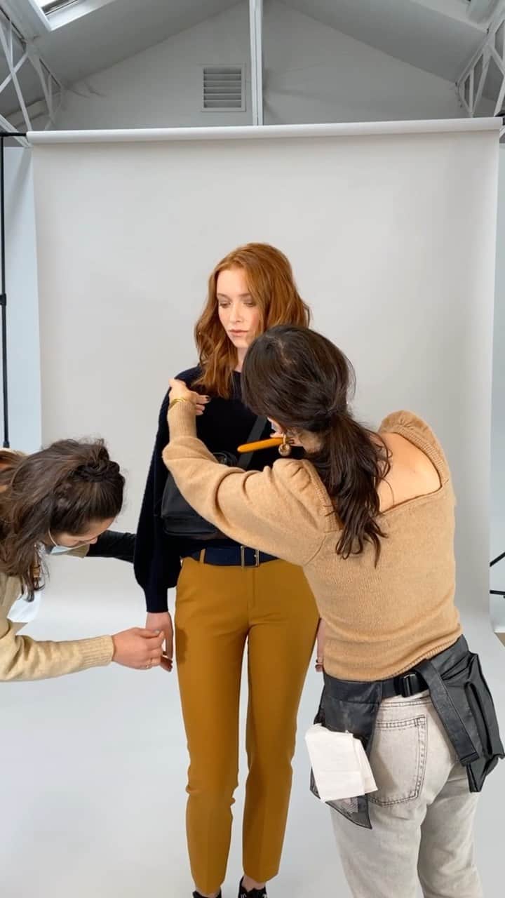 ベンシモンのインスタグラム：「Allez c’est parti, on vous emmène avec nous dans les coulisses de la marque pour une journée shooting !  Stylisme @romie.objetti Image @camille.jg  📸 @making_on 💃 @gabrielledubois  🎥 @gregkozo 💄 @gabrielle_make_up_paris  🧡 @dikobey @ananasp17  📱@victoriadimeglioparis  Merci à toute notre super équipe !」