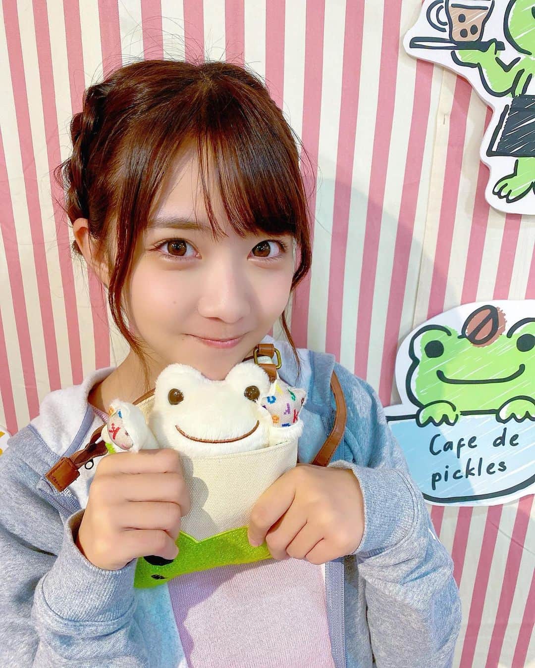 天羽希純のインスタグラム：「大好きなキャラクター、かえるのピクルスの上野に期間限定で出てるショップに行ってきました🐸💓  ほんとーに可愛いグッズが沢山あって幸せでした！  欲しいのたくさんあったけど限定のピンクのドールちゃんと赤セーターだけ買って離脱🐾  弟も小さい頃からかえるのピクルス大好きなんだけど2人して興奮しっぱなしでした！！笑  みんなもかえるのピクルス好きになれー💓  #かえるのピクルス #かえる #ヤマシロヤ #上野 #キャラクター #ぬいぐるみ」