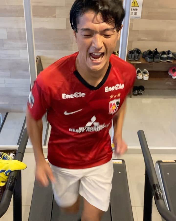 みどりかわたけし（ラ・ラベスト）のインスタグラム：「ハイアルチでトレーニング！！ 槙野選手も通うジムで体験させて頂きました！！ 体力がなくても歩いてるだけで結構な運動効果があって、心肺機能が上がった気がしました！ 、 、 #槙野智章　選手#ものまねJAPAN#ハイアルチ#芸人#ワークアウト#浦和レッズ」