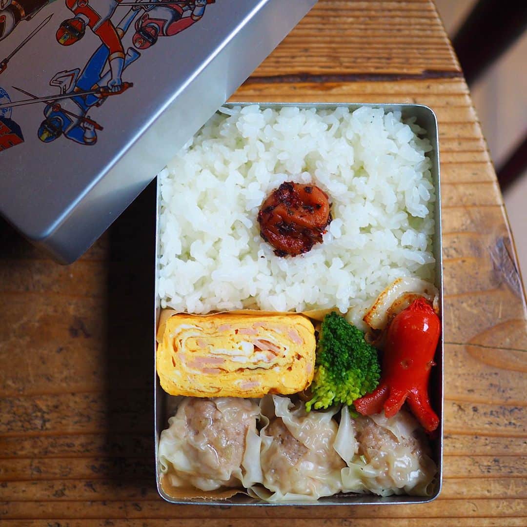 シンプルご飯が好き。のインスタグラム：「先週のお弁当 特製焼売 ハム卵焼き 蒸し焼きブロッコリー レンコンペペロンチーノ タコさんウインナー ━━━☞━━━☞━━━☞━━━☞𓃟𓃟＊＊ 先週の金曜日は社会科見学でした。 サッカー小僧のリクエストは 「最近食べてないけどオレの好きなやつ」 めっちゃ難しいリクエストありがとう。 今回はちと豪華に帆立の缶詰入りですよ。 わたを @watao.n さんとちょい被るけど 大きな焼売朝は20個、夜は40個蒸しました。 レンジのスチーム使ってだけど🤫 卵焼きにハムだけは譲れなかったみたいです。 前日にお弁当の下ごしらえをしていたら そっとハムが置かれておりました。」