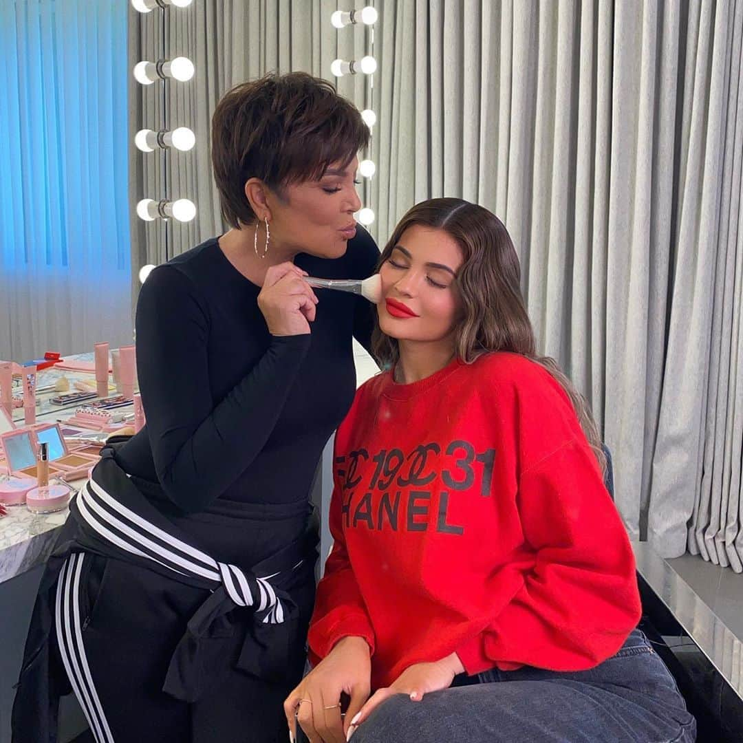 クリス・ジェンナーさんのインスタグラム写真 - (クリス・ジェンナーInstagram)「Doing @kyliejenner’s makeup in her new YouTube video! Link in my stories! #KylieCosmetics @kyliecosmetics」10月13日 1時14分 - krisjenner