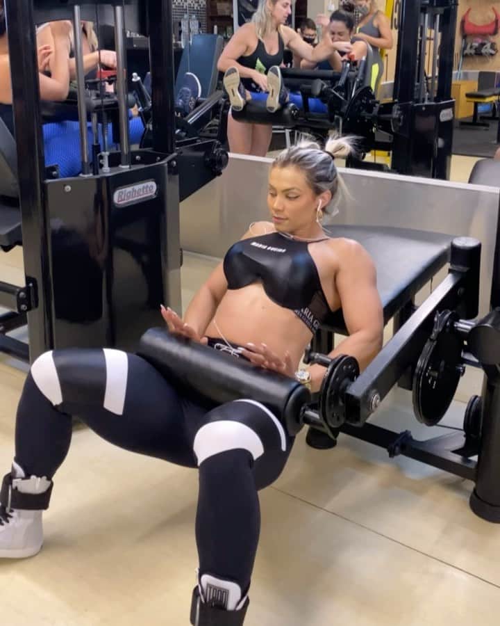 のインスタグラム：「Treino com ênfase em glúteos 🏆🔥  Look @mariagueixasports  Espaço @qgsilviapersonal」