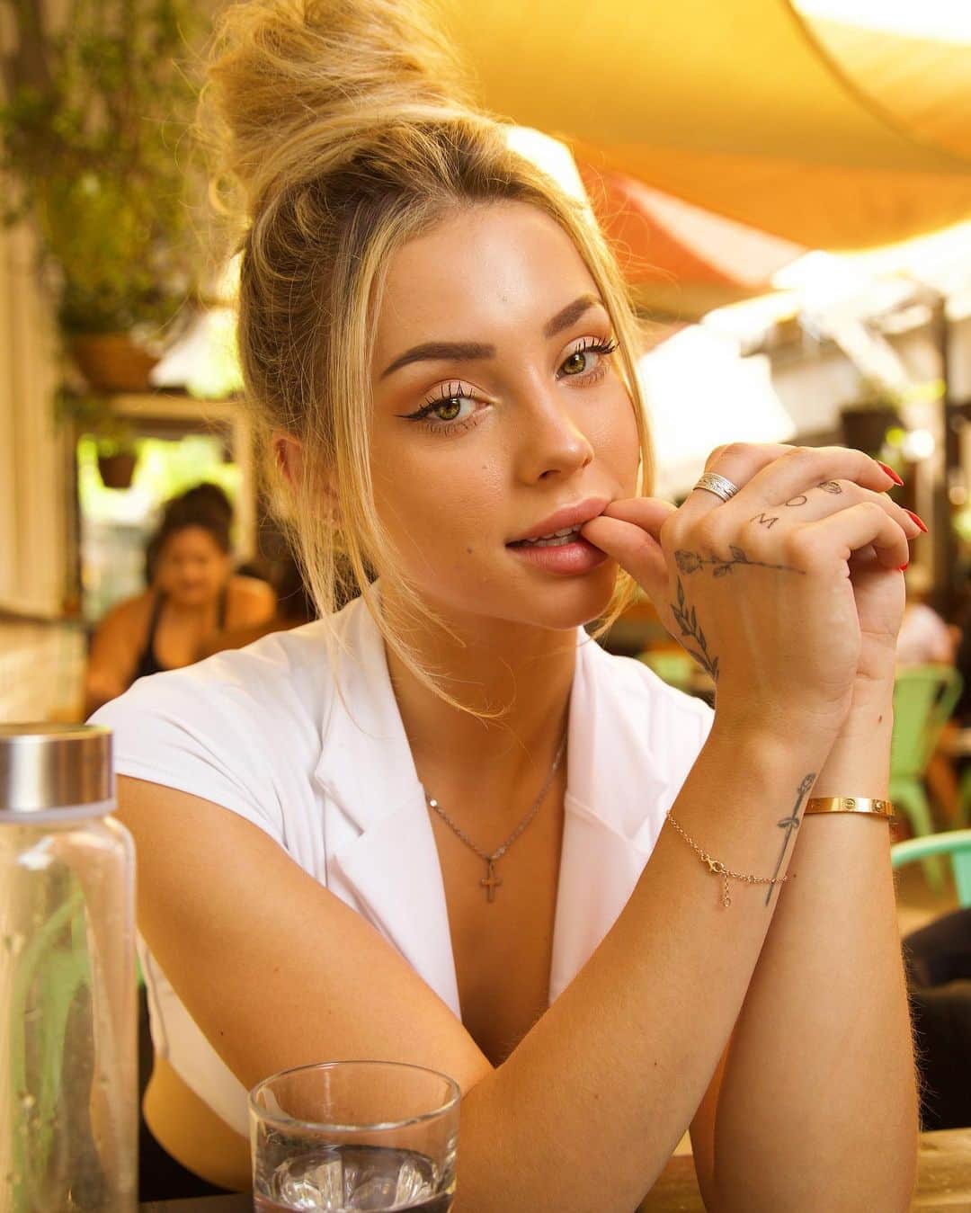 チャーリー・ジョーダンのインスタグラム：「Breakfast date w Hunter, and a new YouTube video posted, link in bio 🥐 reminiscing on when we met in Paris two years ago trying to recreate the food. Lattes and croissants. Missing the travel life...✨ @revolve」