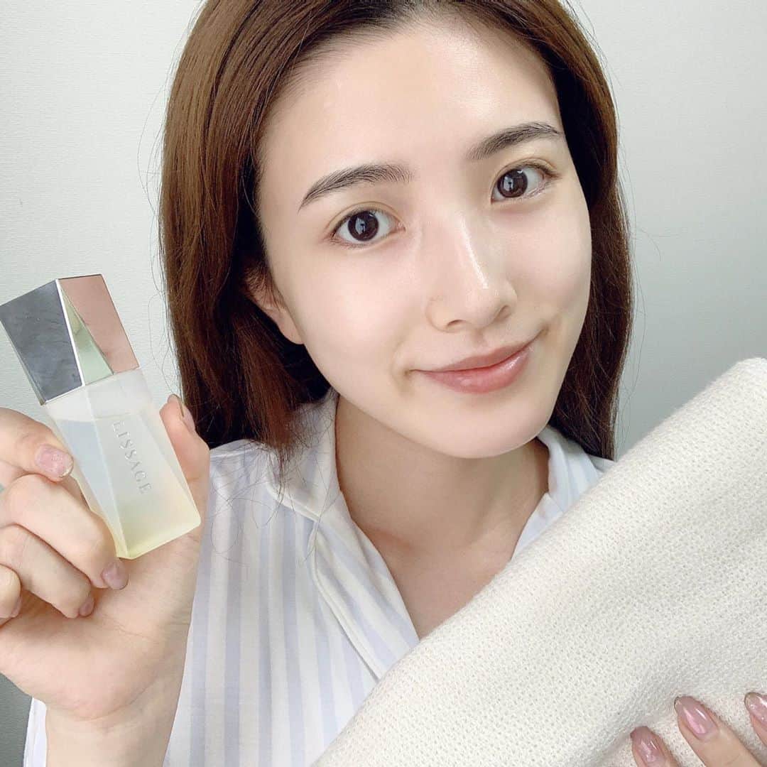 のインスタグラム：「. . 10月16日発売🚿 ✔︎リサージ オイルインパクト  今まであまり聞いたことないと思うし 私も今回こういうもの使うの初めて！ バスタイムに使うオイル状の美容液なの👏🏻  お風呂環境に着目して作られたアイテムで 周りをスチームに満たされながら お風呂蒸し美容ができちゃう優れもの🥰💕 おうちにいる時間が長かったり おうち美容にプラスできるいま ほんっとにぴったり！！ あとシトラスジンジャーの香りで いい香りに包まれるので普段の お風呂がリラックスタイムに✨ 使う頻度としては週2回くらい スペシャルケアとして◎  使い方としてはオイル層と 美容成分（保湿）たっぷりのエッセンス層に 分かれているのでしっかり振ってもらって 洗顔後の濡れたお顔やデコルテに 馴染ませてもらって時間がある時は 軽くマッサージもオススメ！ 2枚目の動画見てもらうと 伝わるかなー？と🍒  なんか特別な悩みがある訳じゃないけど お肌なんかあともう1歩いい状態に したい！っていう時に使うのが 個人的には良いかなーと💓 湯船の中でほっと一息ついてから 濡れたままの肌につけても すっとなじんでくれるし その後拭き取りせずにスキンケアに いけるところもお気に入り◎  またリサージのHPでオイルインパクトの サンプルボトルが抽選で3000名様に 当たるプレゼントキャンペーンを やっているそうなのでぜひ 参加してみてくださいっ！ 応募締切は10/13まで✨  #リサージ#lissage#オイルインパクト#お風呂蒸し美容 #リサージ美幹アンバサダー#美幹プログラム#温感美容オイル#おうち美容#おうち時間#スキンケア#スキンケアオイル#マッサージ#新作コスメ#コスメレビュー#PR」